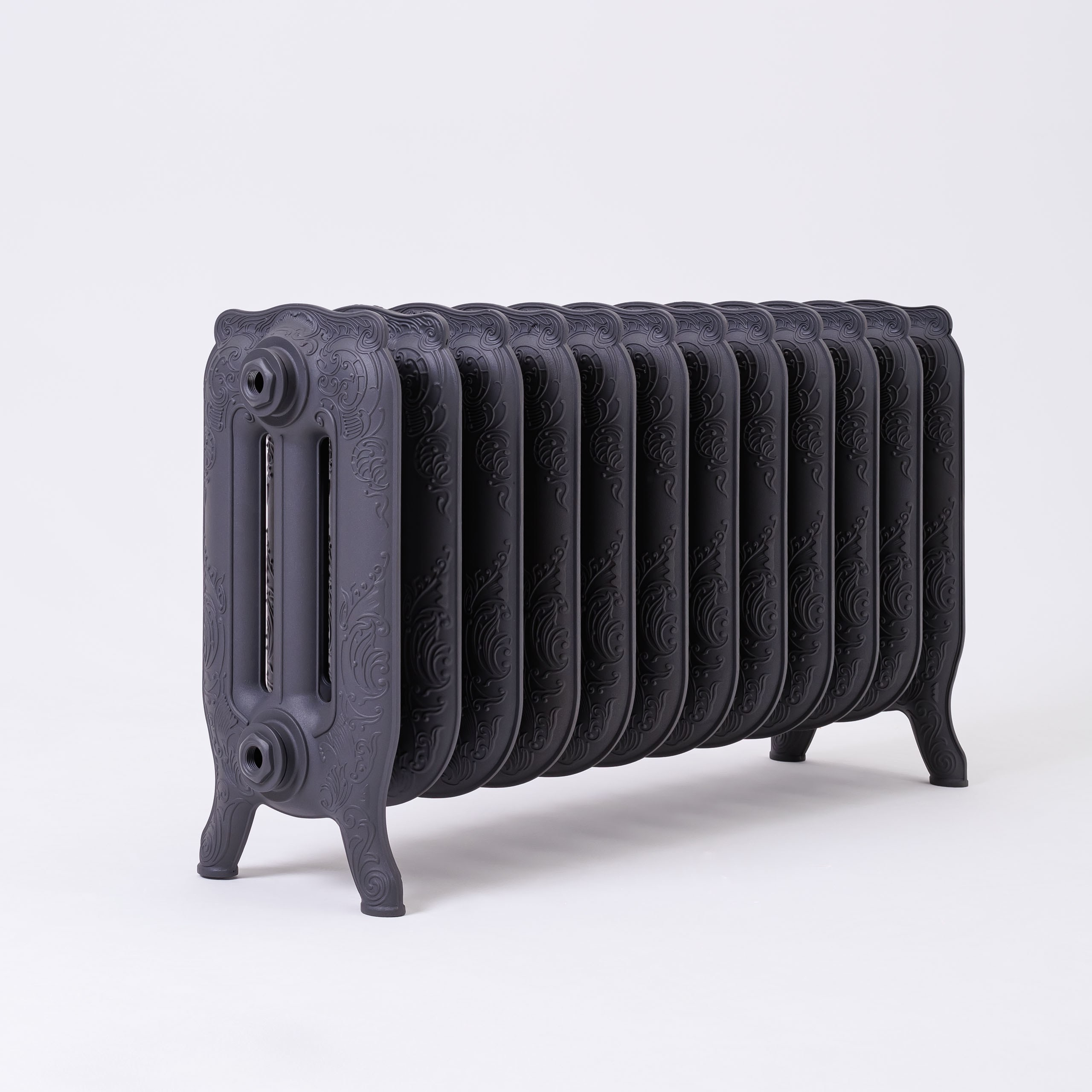 Предметные фотографии дизайнерских радиаторов отопления в стиле ретро