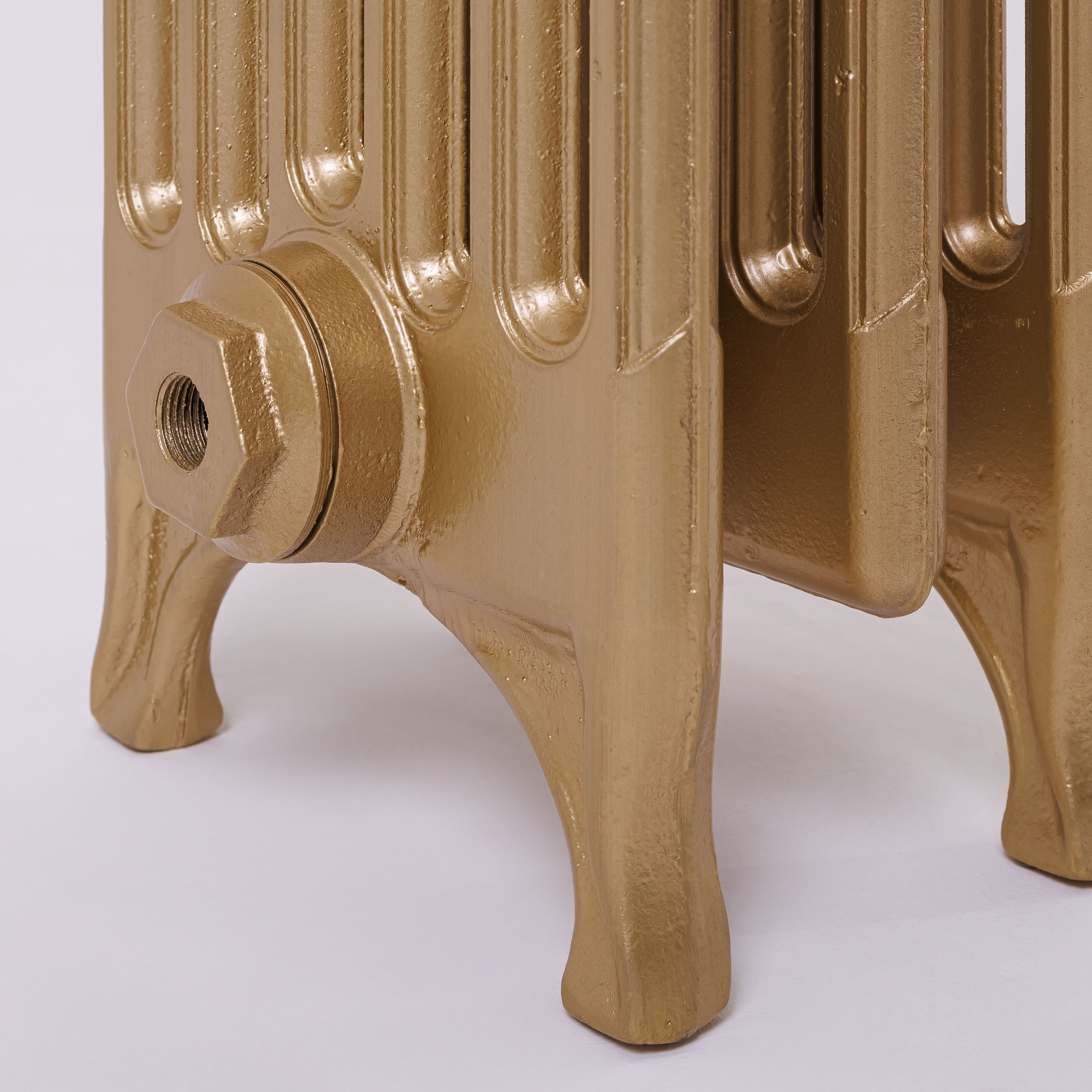 Предметные фотографии дизайнерских радиаторов отопления в стиле ретро