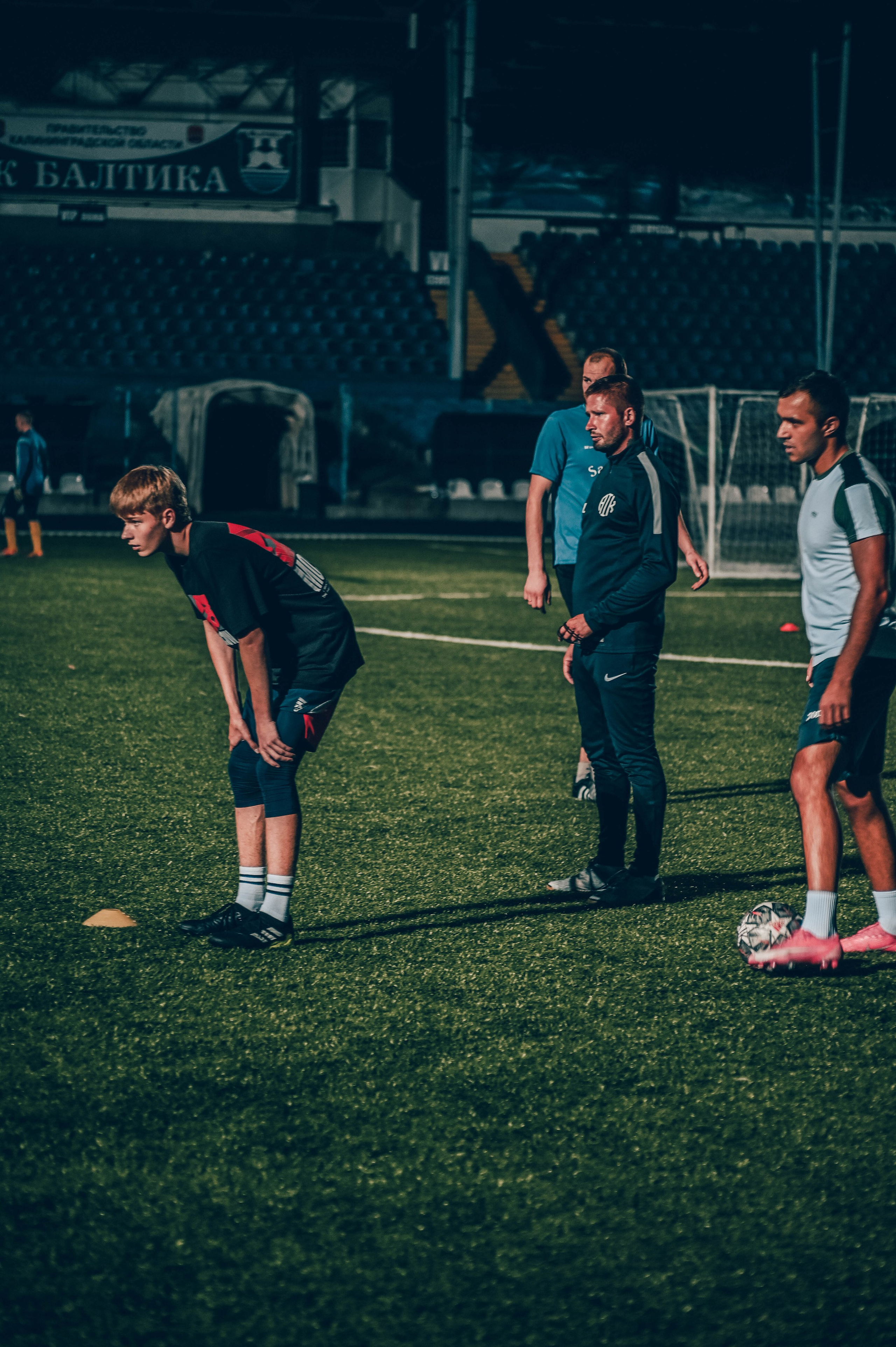 Фотосъёмка футбольной тренировки на стадионе. Фотограф Александр Орымбаев