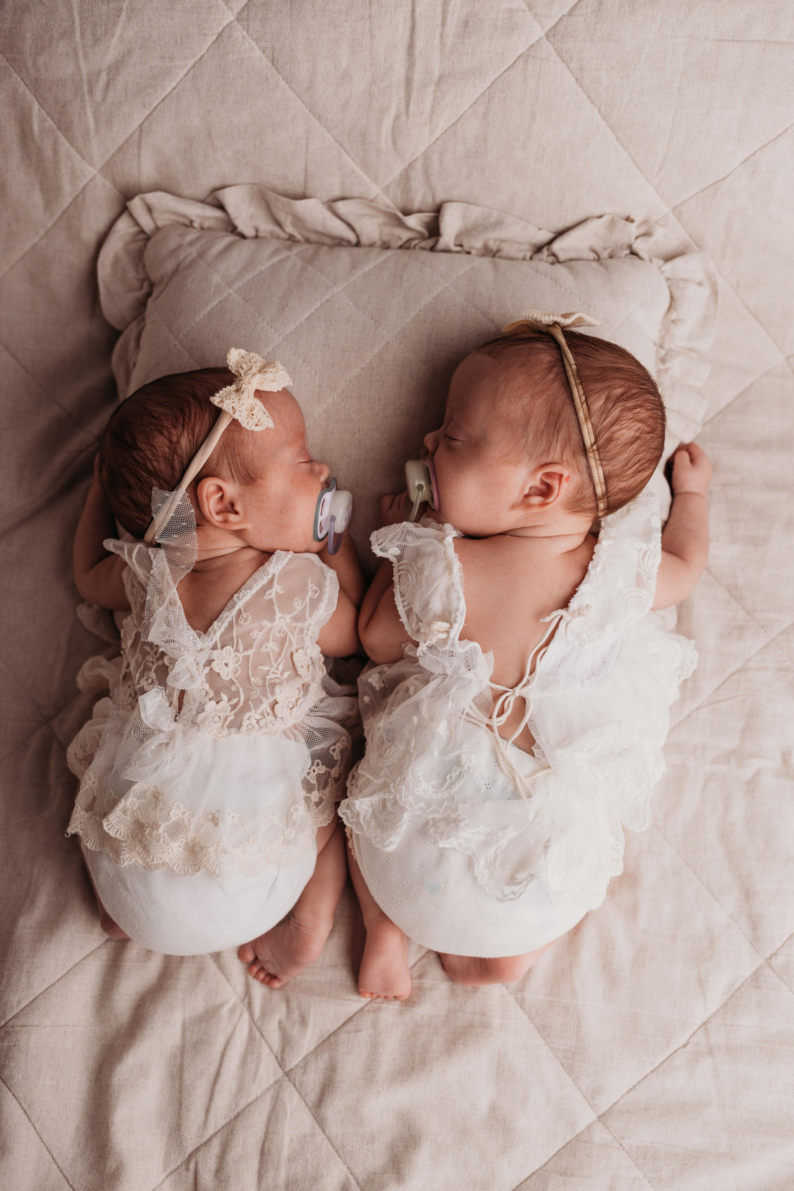 Фотосъемка двойни. Фотограф новорожденных малышей в Омске и Омской области Эльвира Камаева