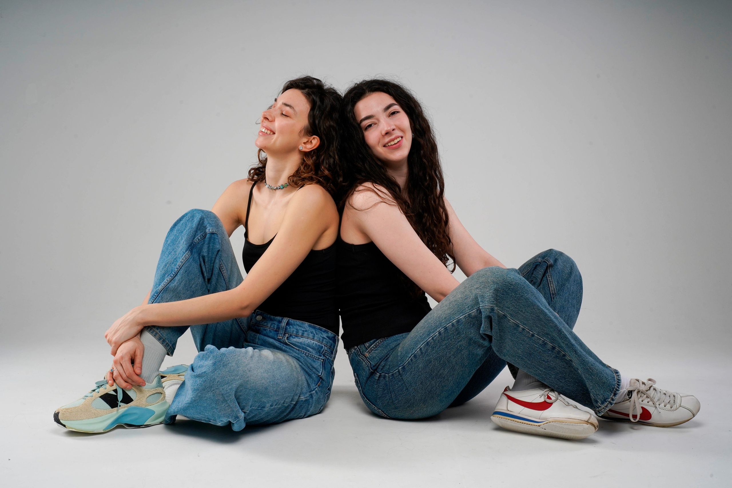 Студийный портрет две сестры