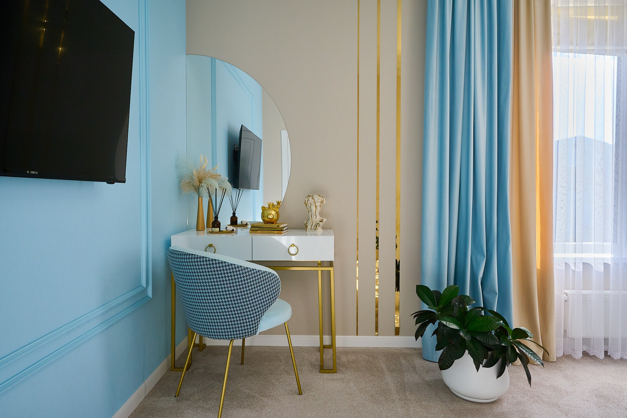 круглое зеркало белый стол и голубой стул 