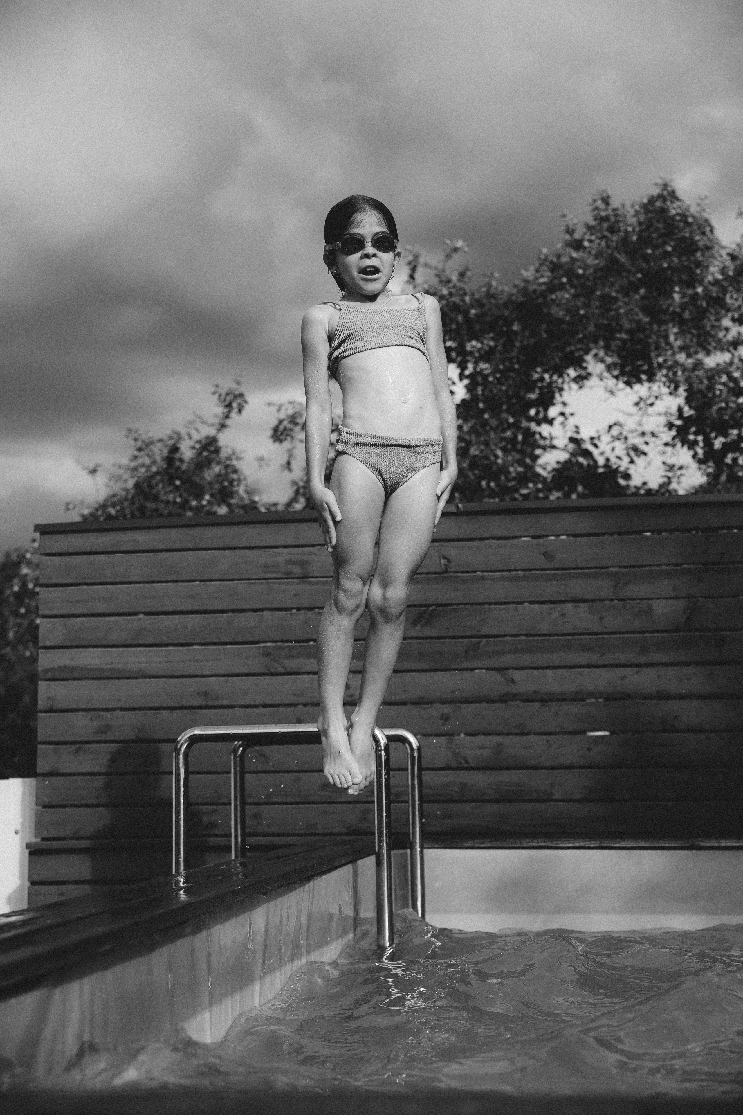 Фотосессия детского отдыха у бассейна. Александр Чернин. Семейный и событийный фотограф