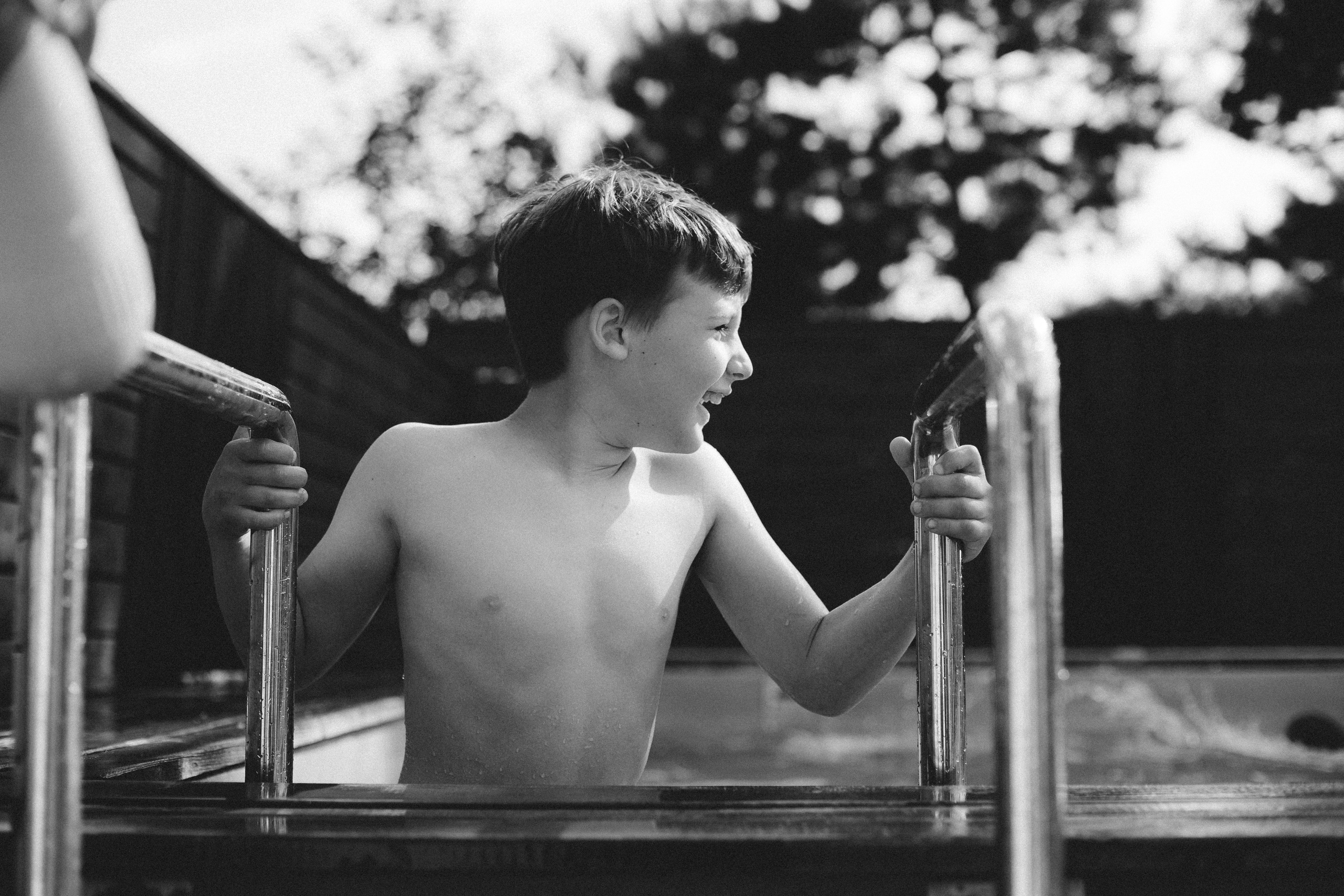 Фотосессия детского отдыха у бассейна. Александр Чернин. Семейный и событийный фотограф