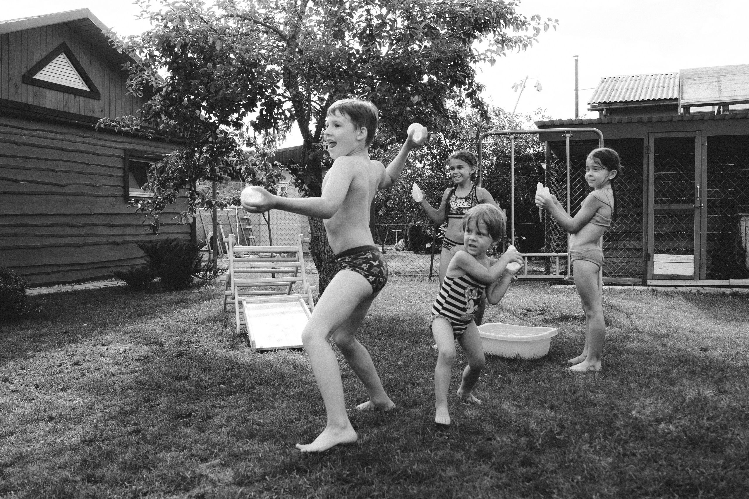 Фотосессия детского отдыха у бассейна. Александр Чернин. Семейный и событийный фотограф