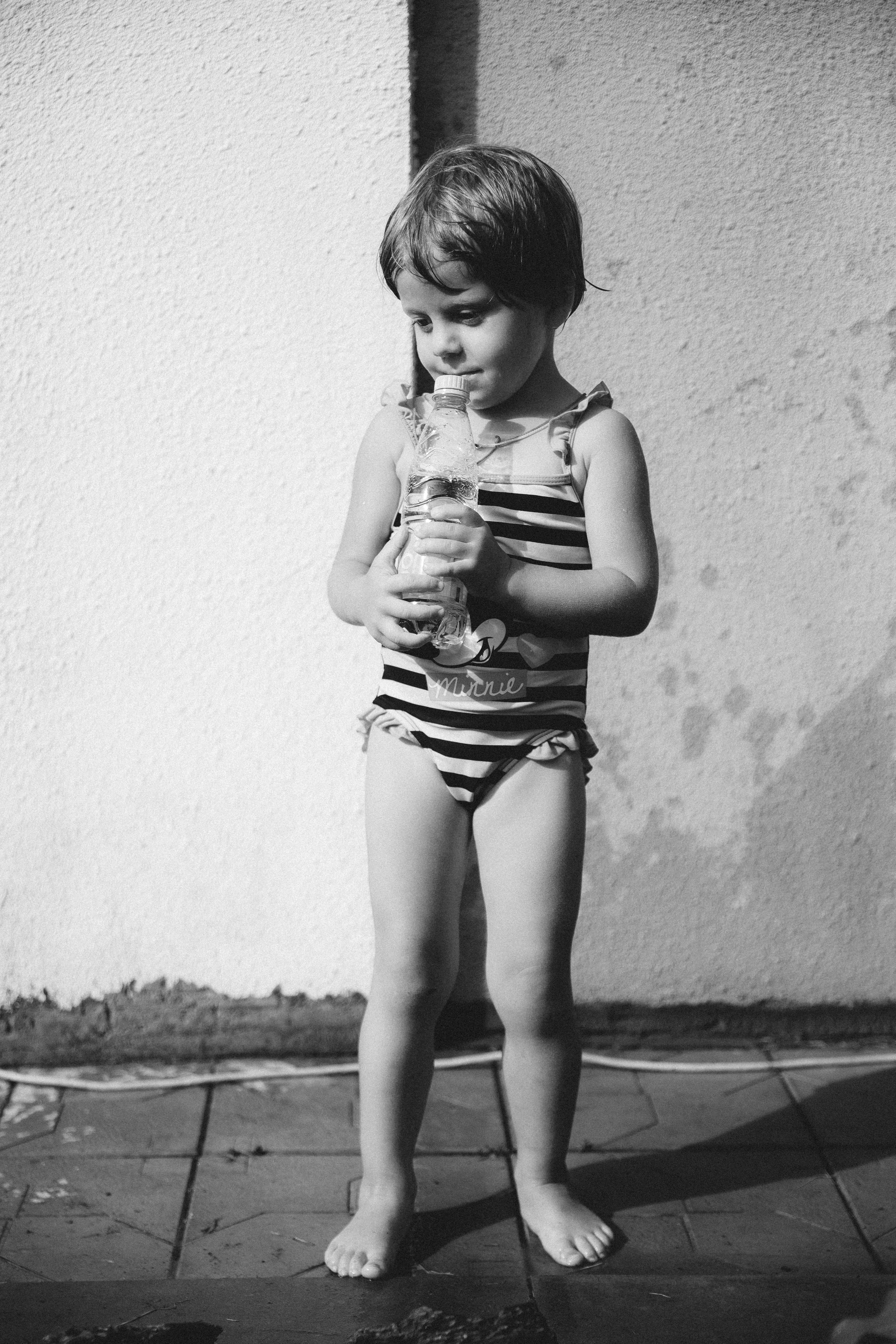 Фотосессия детского отдыха у бассейна. Александр Чернин. Семейный и событийный фотограф