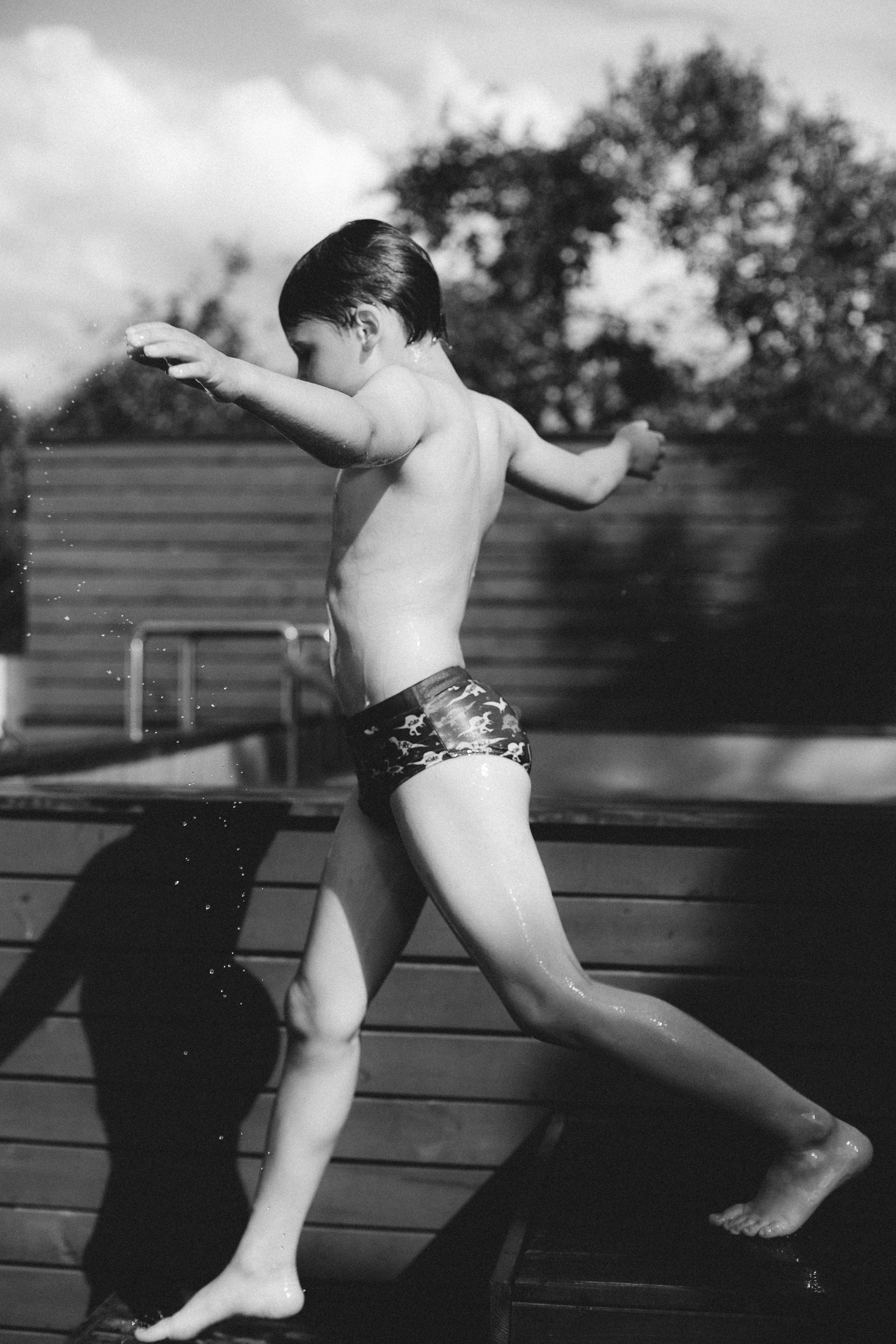 Фотосессия детского отдыха у бассейна. Александр Чернин. Семейный и событийный фотограф