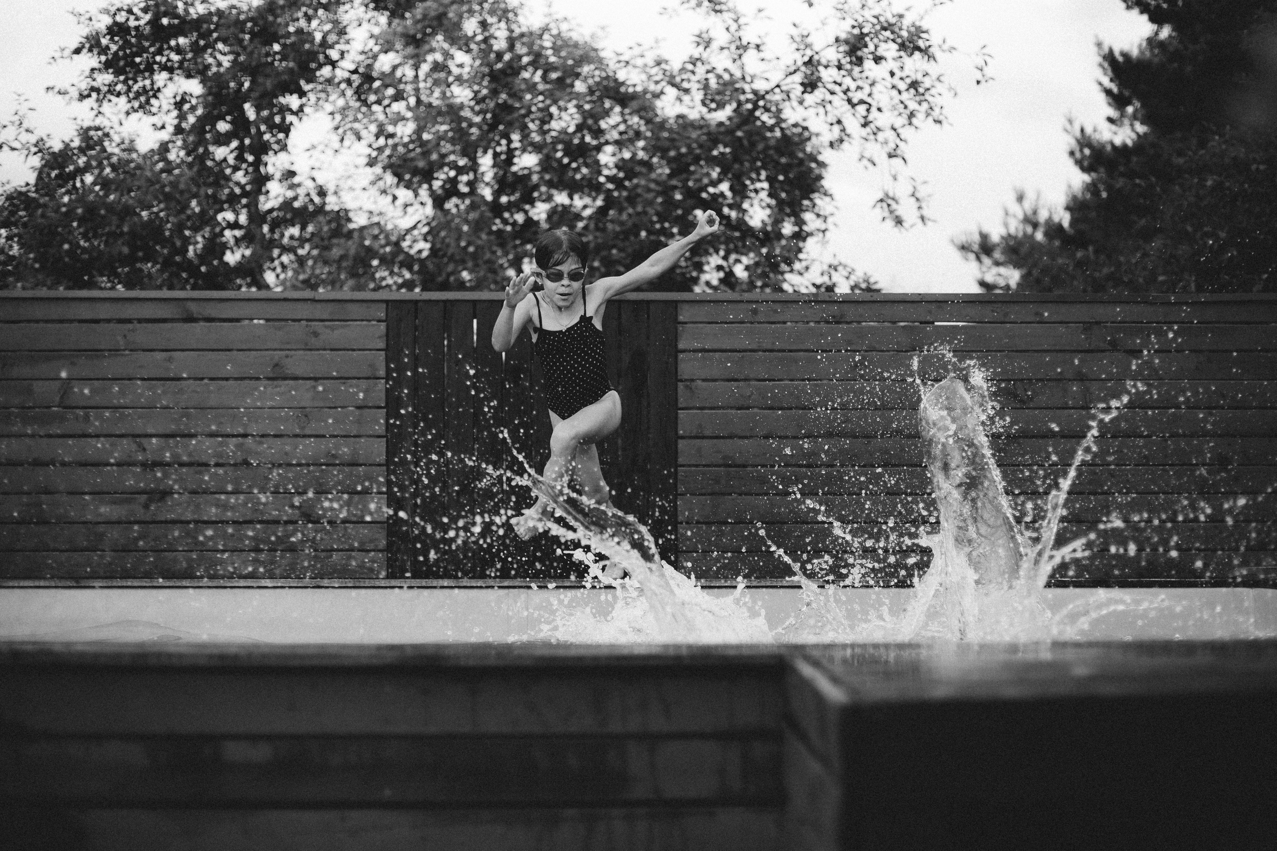 Фотосессия детского отдыха у бассейна. Александр Чернин. Семейный и событийный фотограф