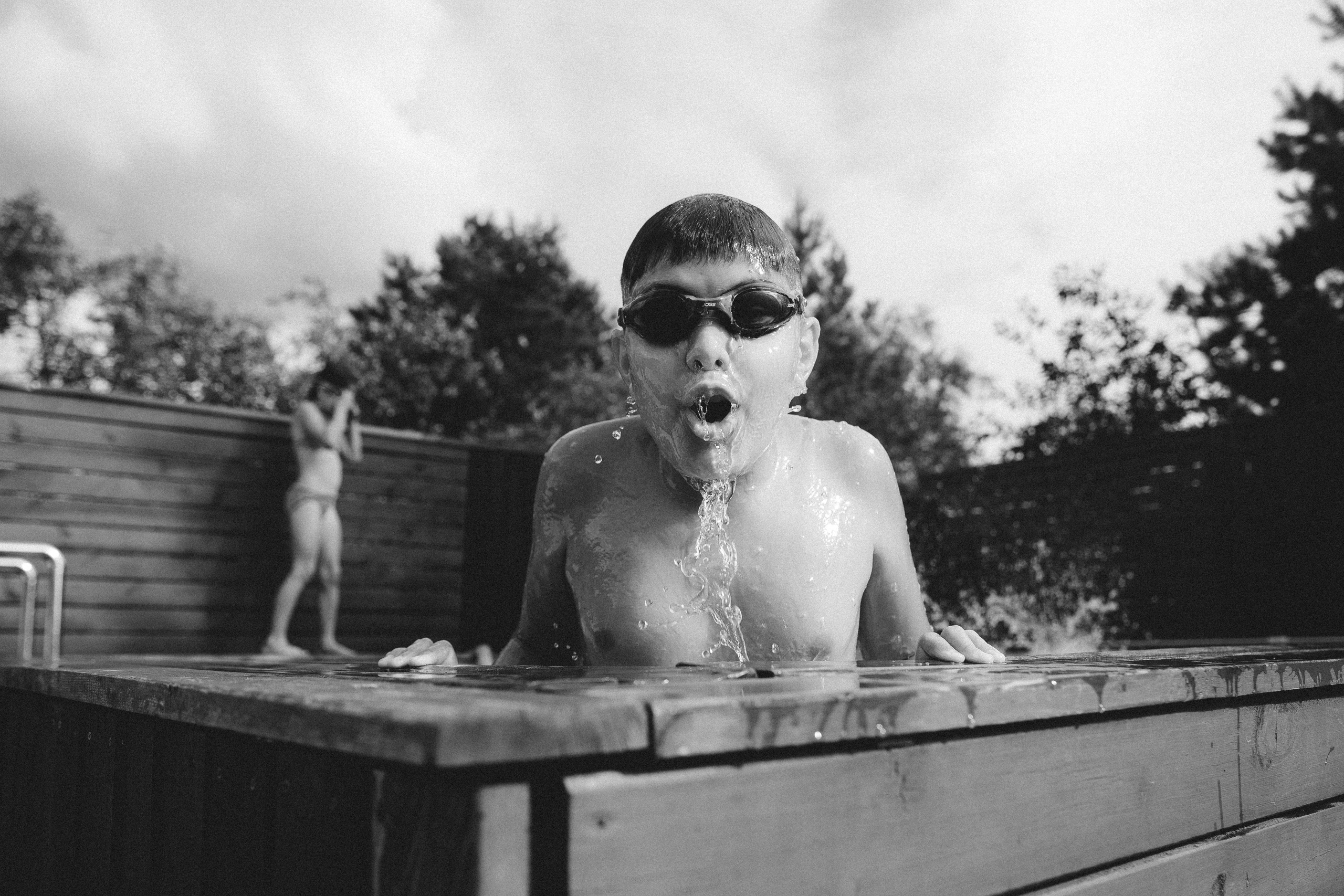 Фотосессия детского отдыха у бассейна. Александр Чернин. Семейный и событийный фотограф