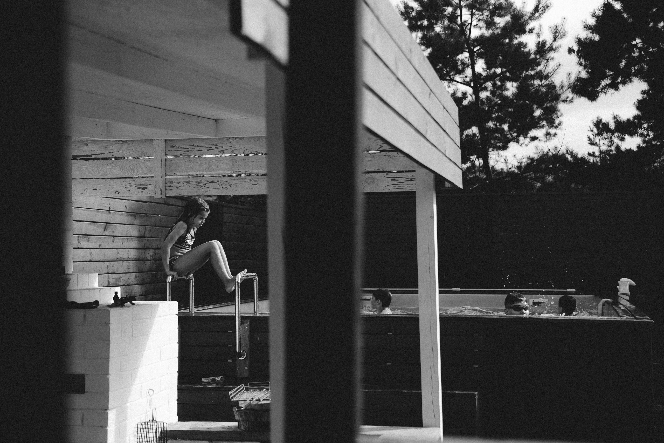 Фотосессия детского отдыха у бассейна. Александр Чернин. Семейный и событийный фотограф