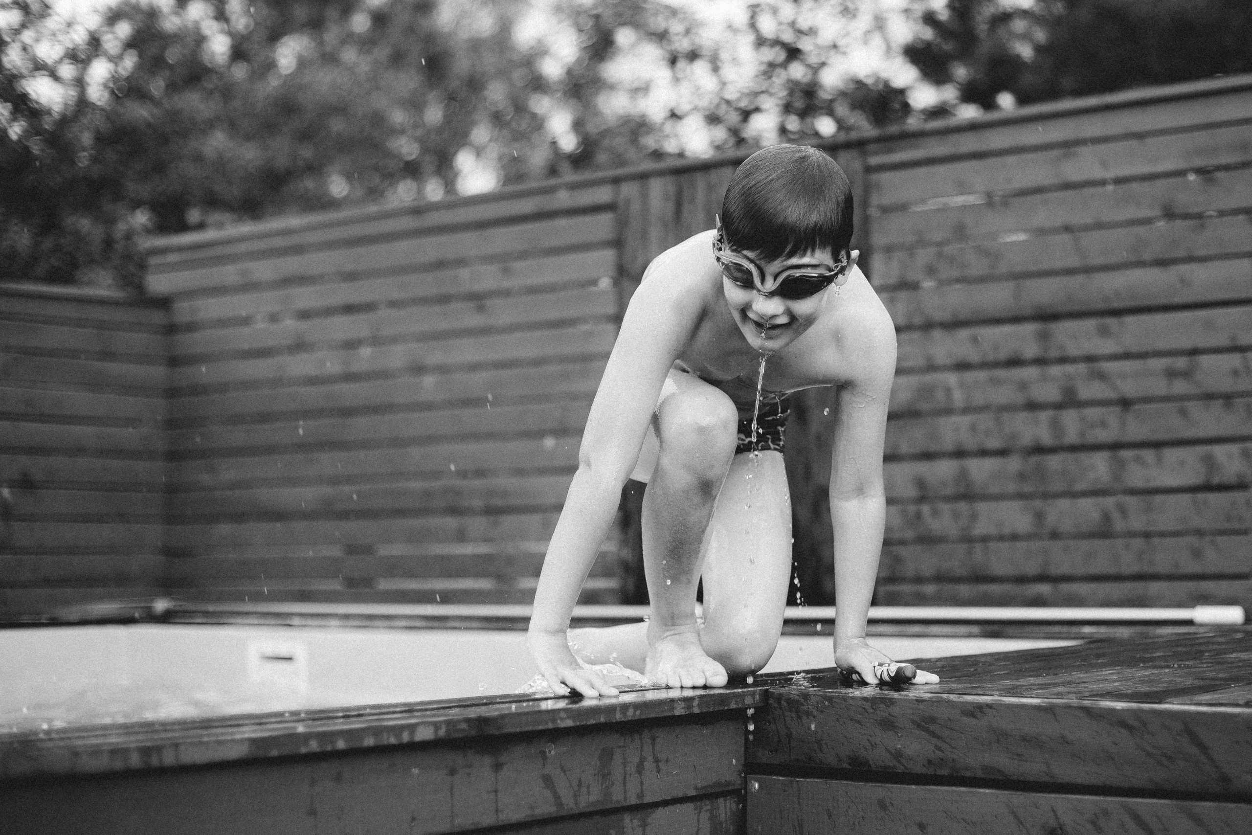 Фотосессия детского отдыха у бассейна. Александр Чернин. Семейный и событийный фотограф