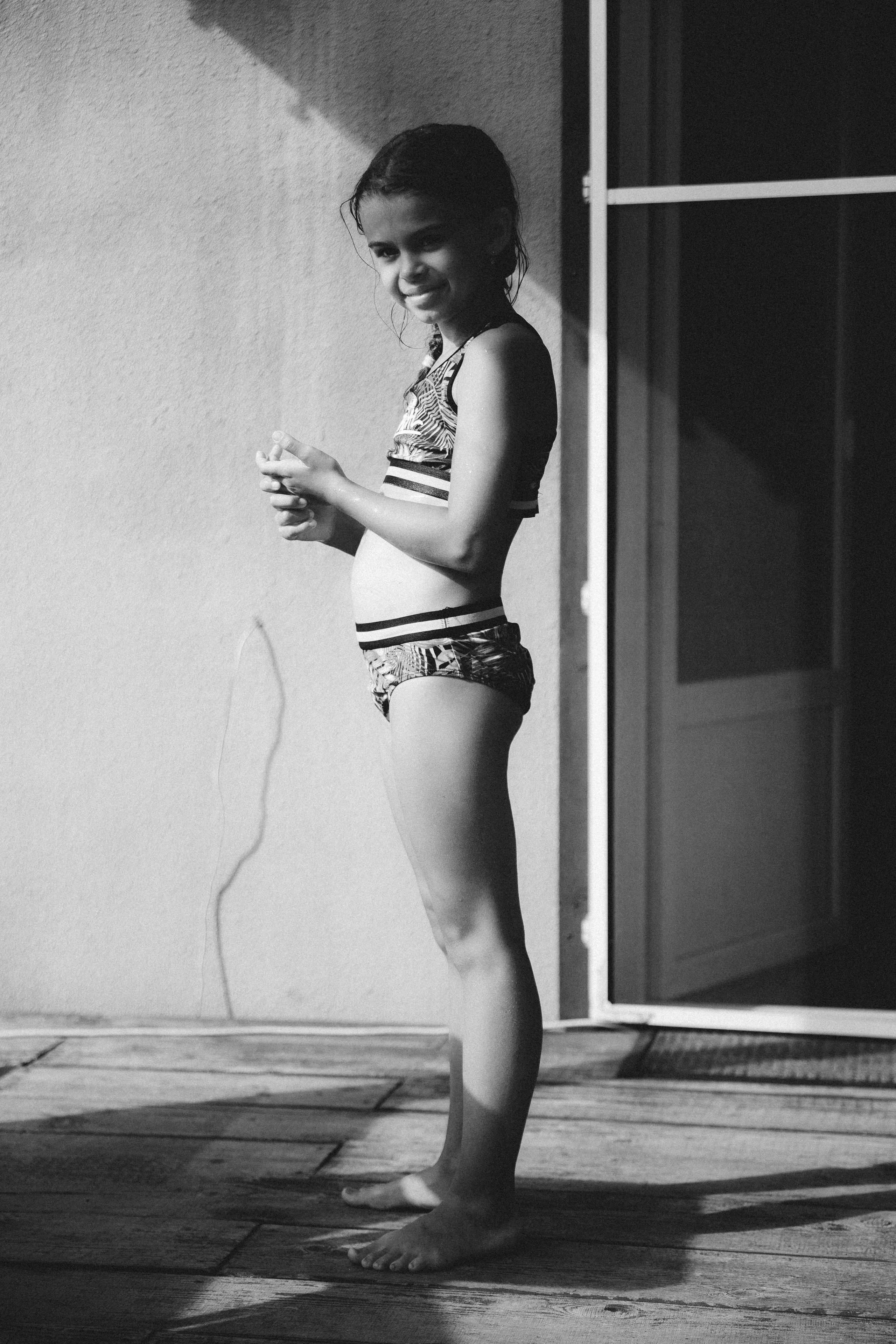 Фотосессия детского отдыха у бассейна. Александр Чернин. Семейный и событийный фотограф