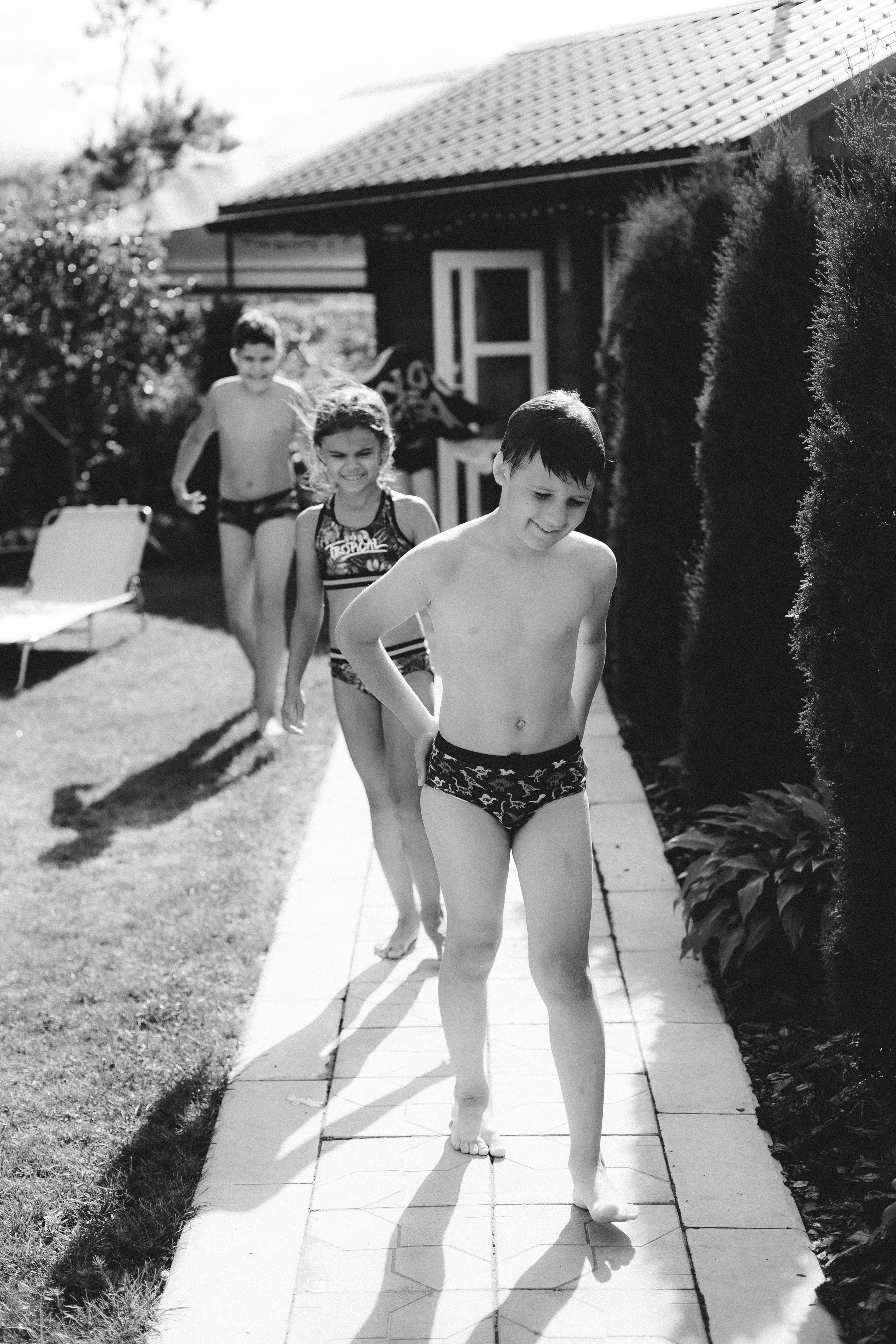 Фотосессия детского отдыха у бассейна. Александр Чернин. Семейный и событийный фотограф