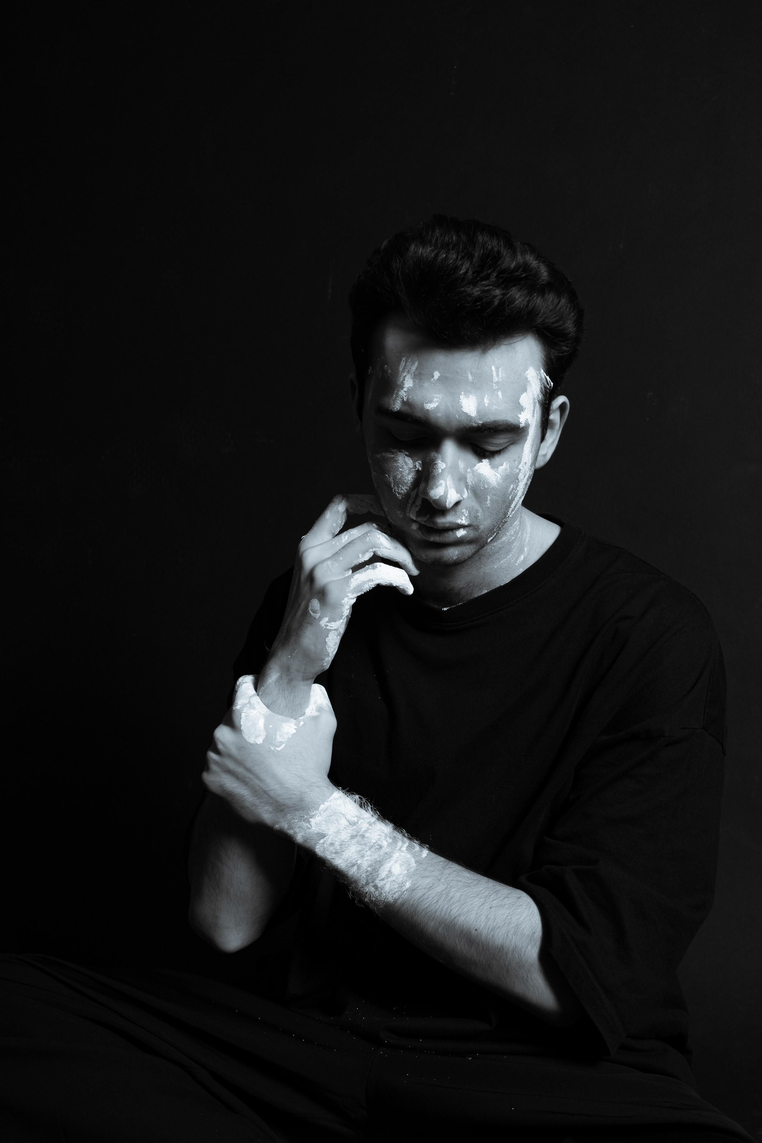 Эмоции. Краска и красные нити. Мари — фотограф и видеограф из Москвы