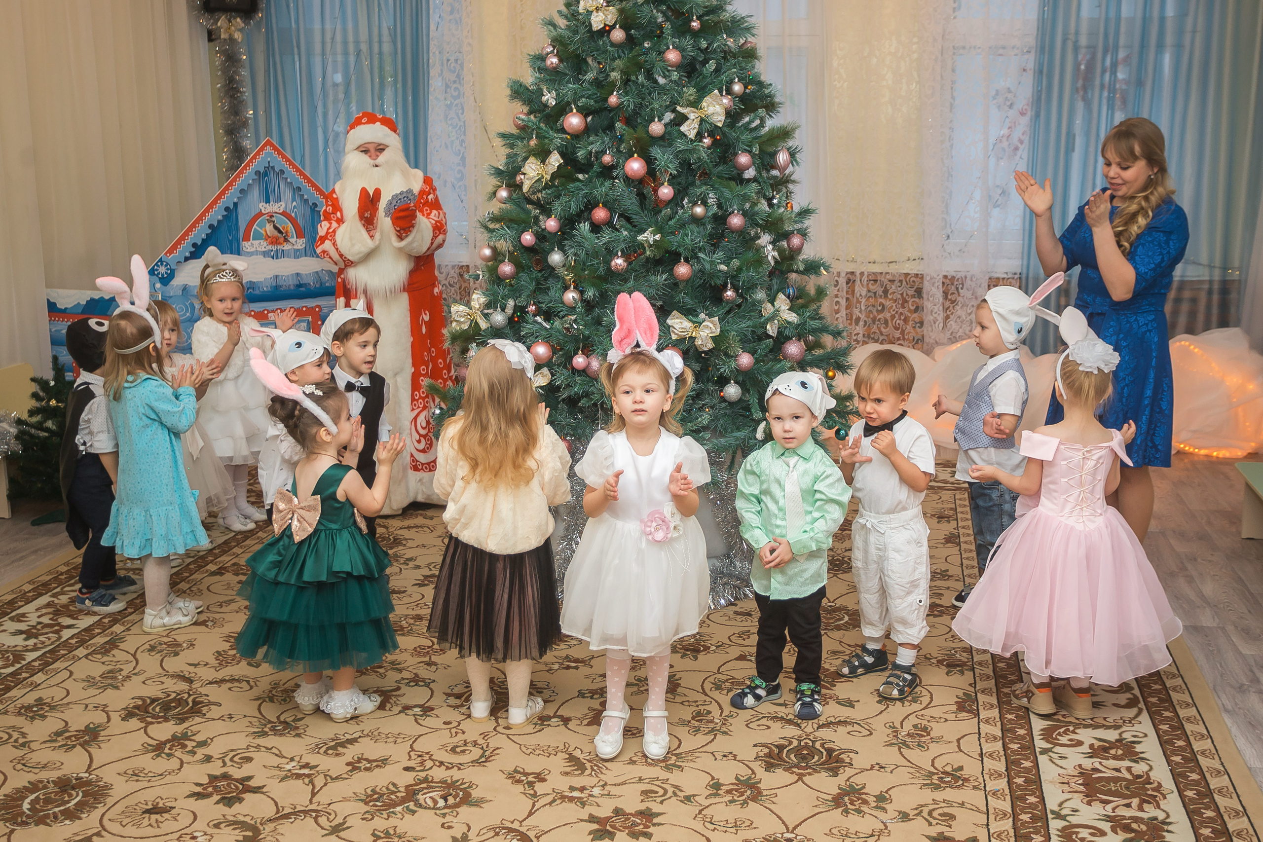 Новогодний утренник в младшей группе. Фотографиня Мария Дикова