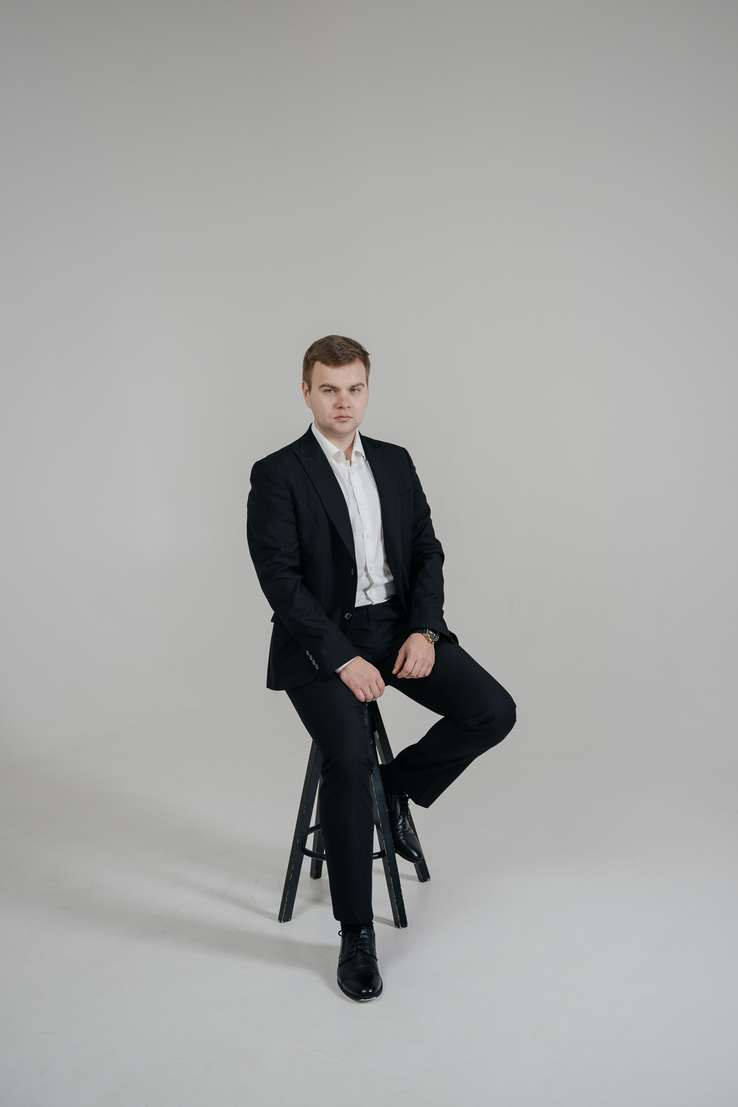 фотосессия беременности в фотостудии на белом фоне циклораме