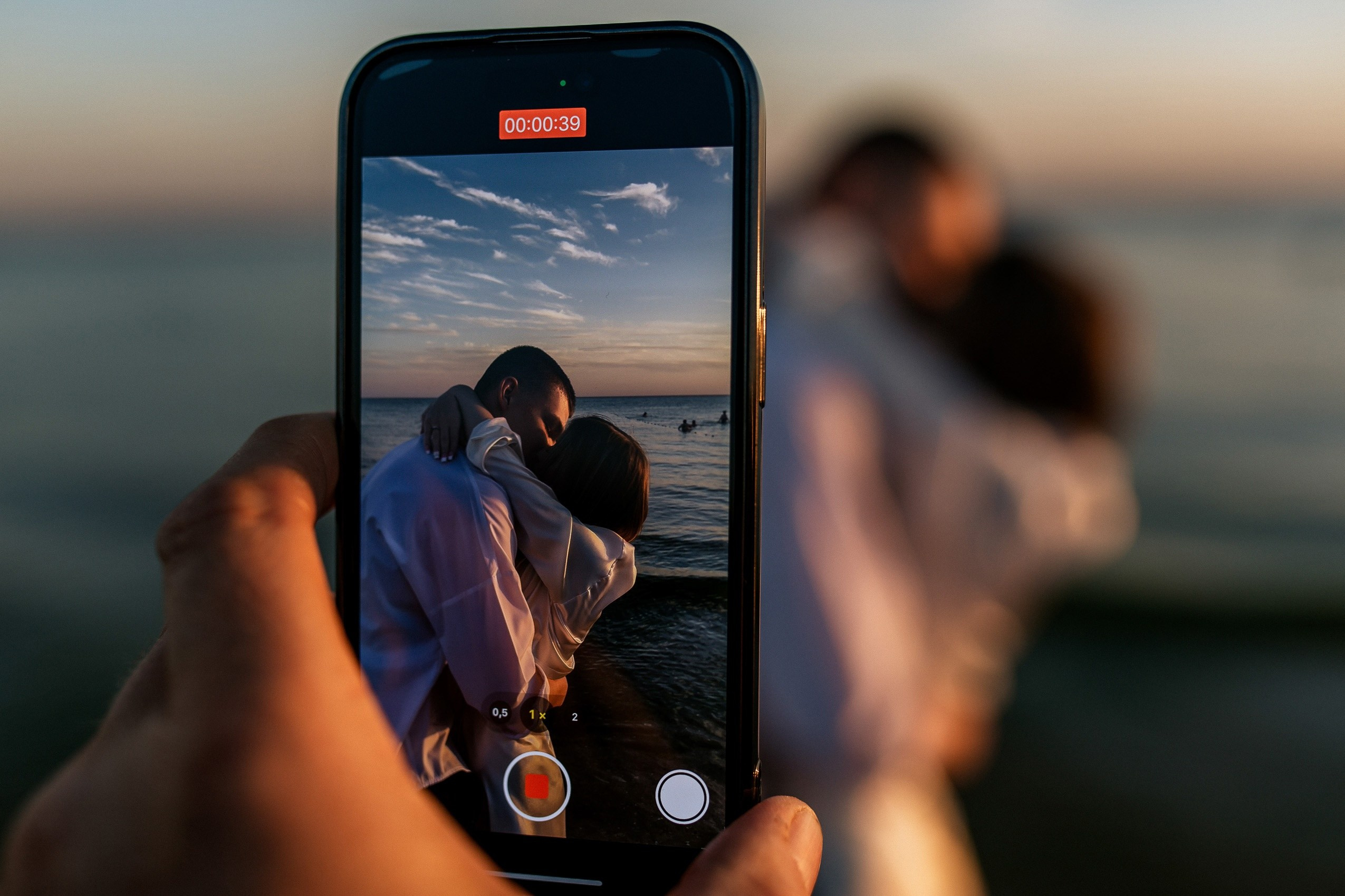 Влюбленные обнимаются после предложения на пляже Джемете.