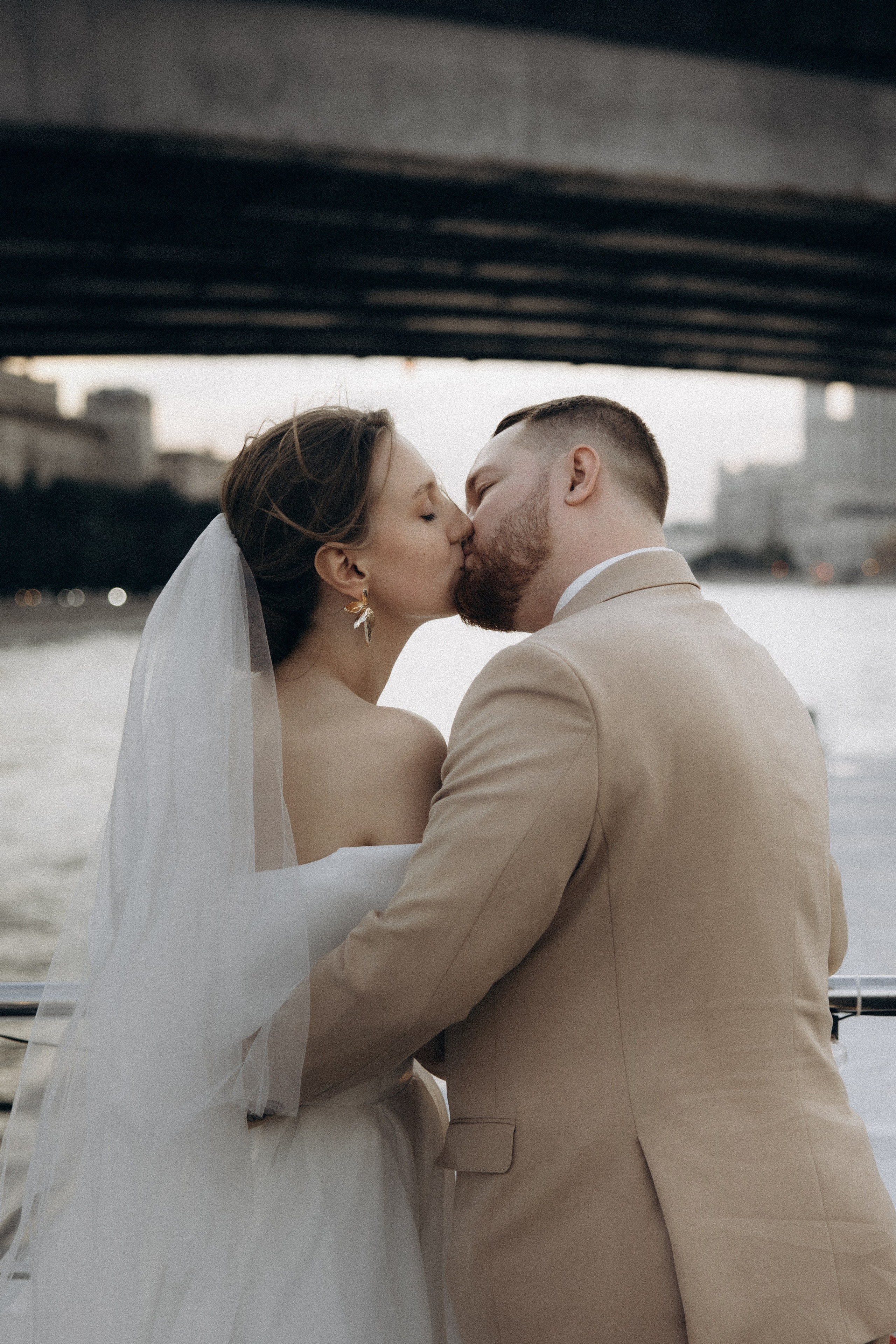 Утро невесты и свадебная фотосессия на теплоходе по Москве-реке