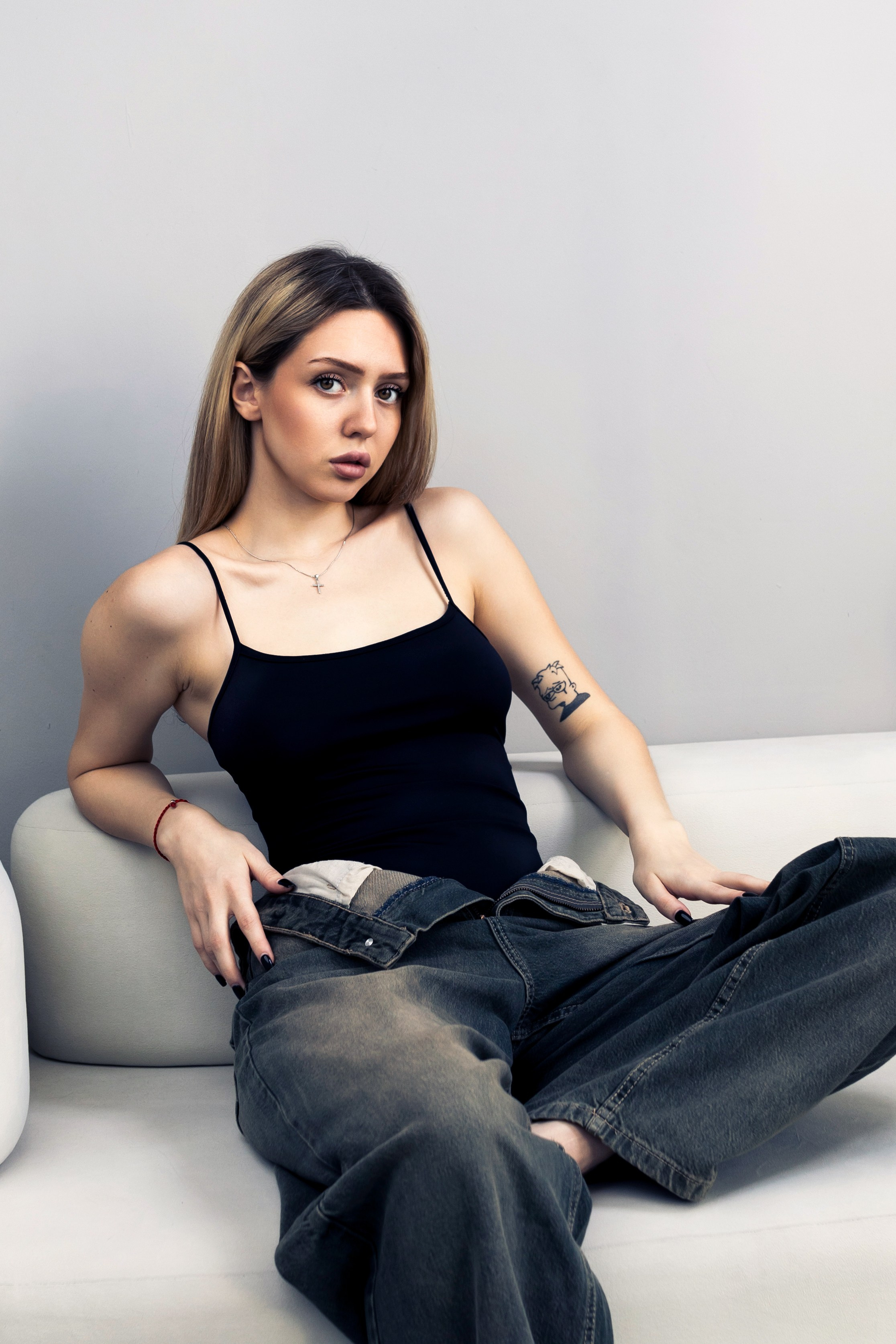 Фото девушка на диване 