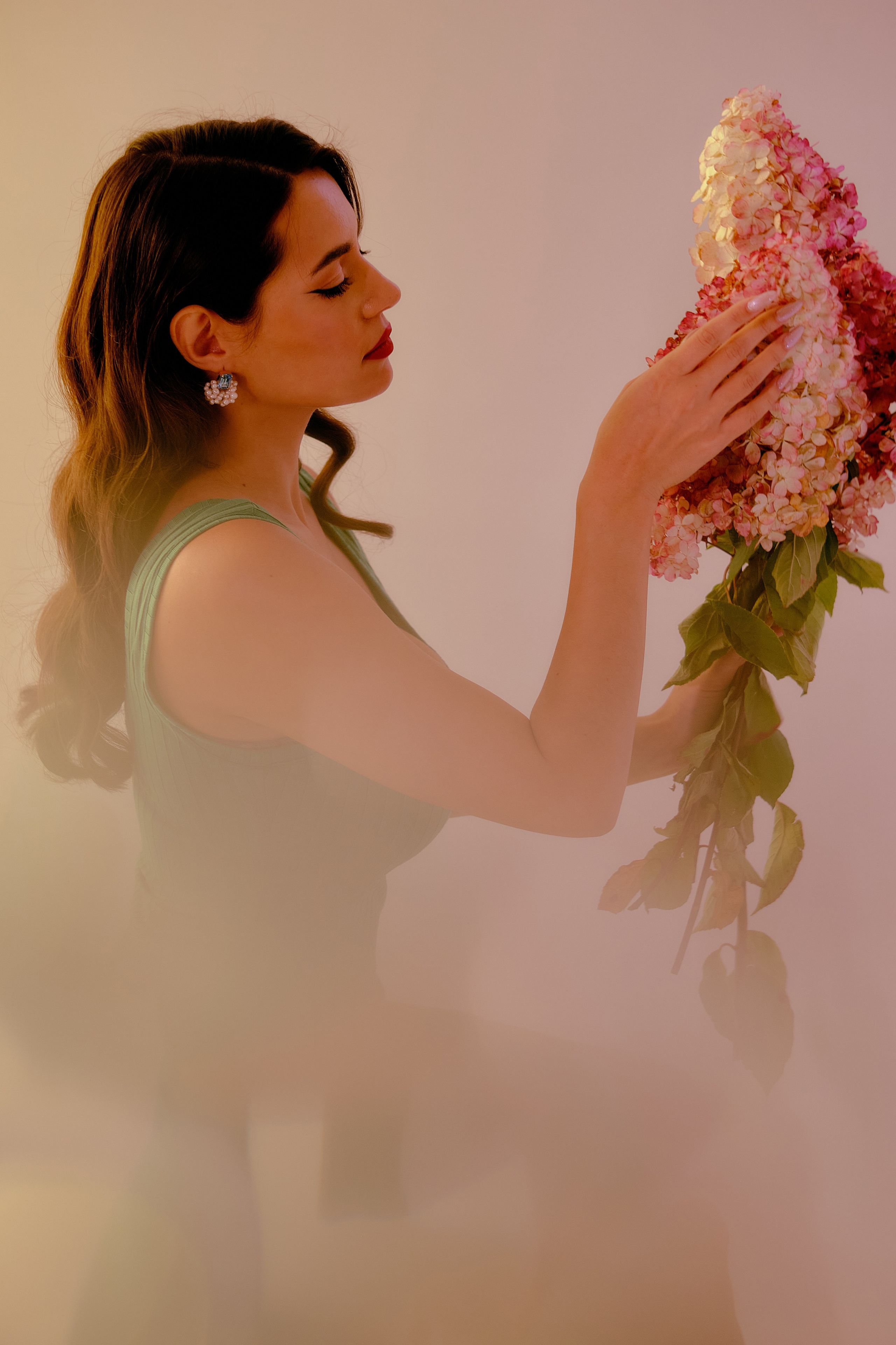 Индивидуальная фотосессия с цветами в студии. Портретный, семейный фотограф в Твери Жданова Татьяна tatzhdanov Таня