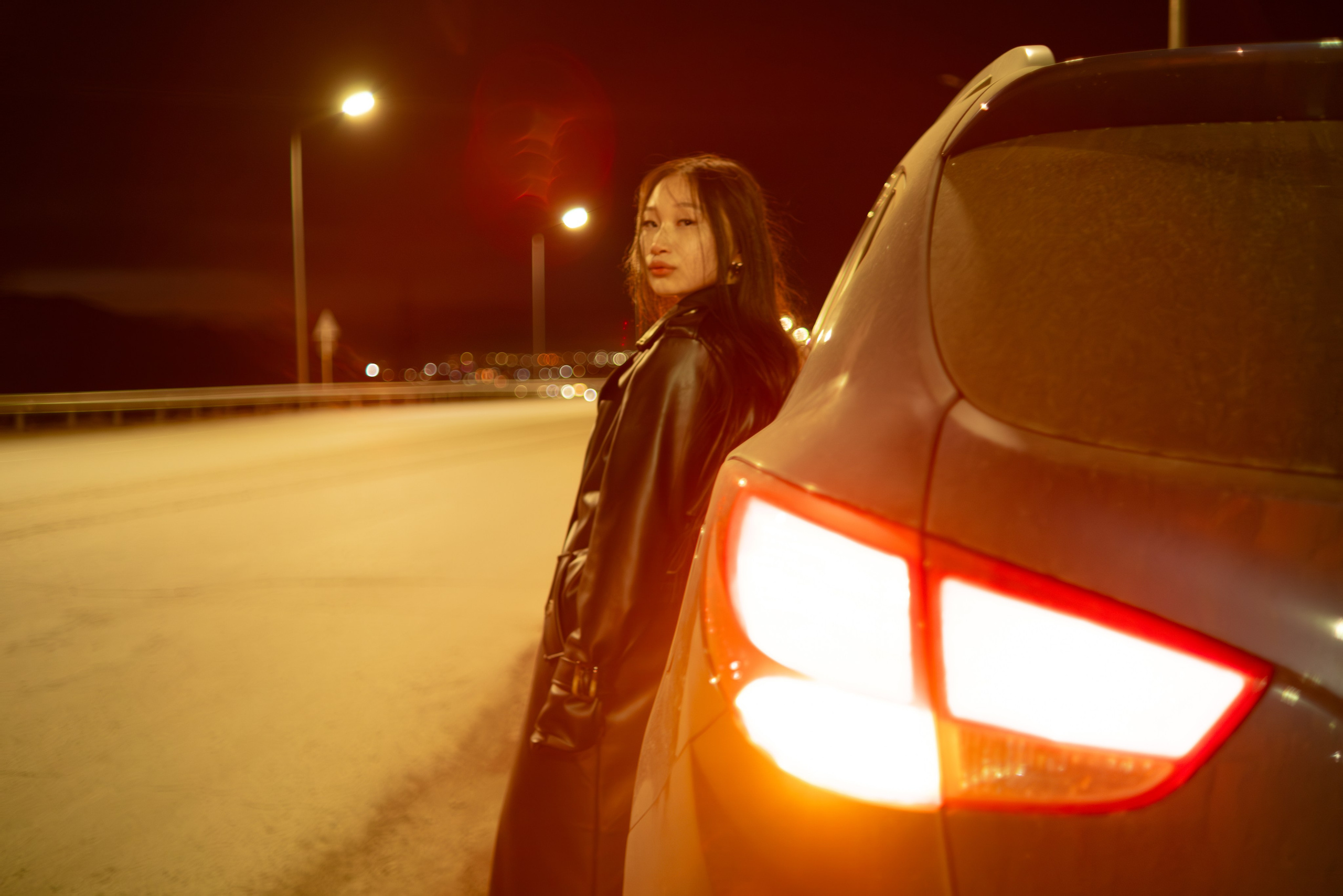 Ветер растрепал волосы Анель. Фотограф Коробова Екатерина