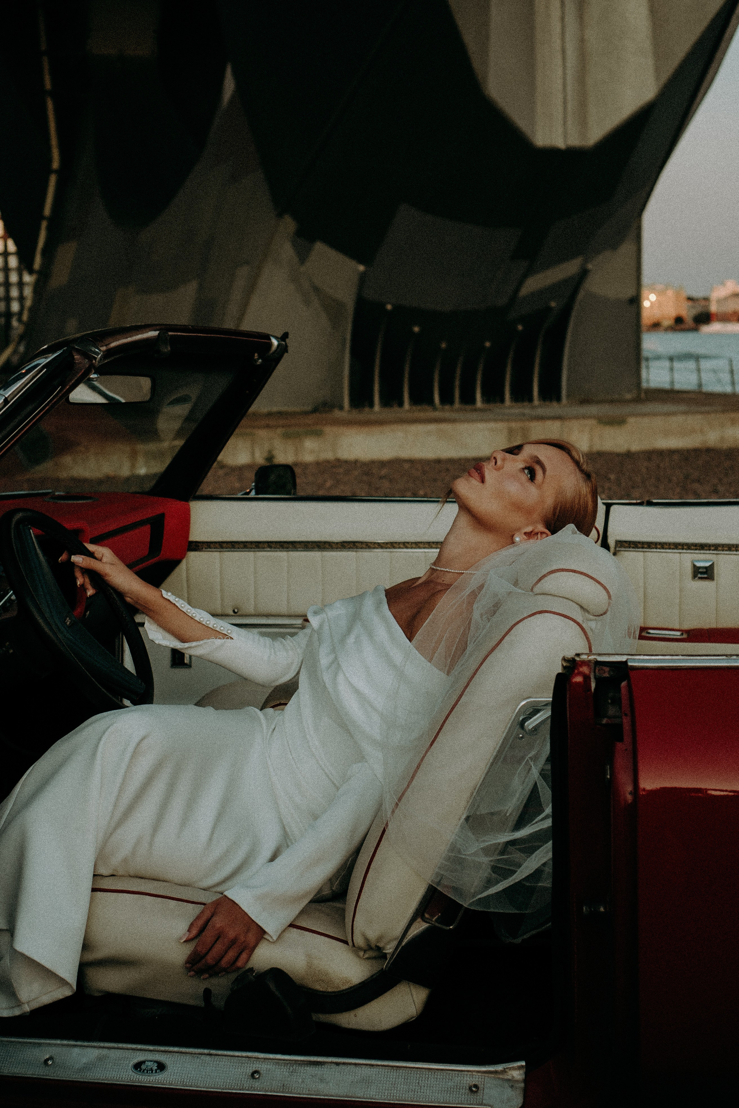 СВАДЕБНАЯ СЬЕМКА ВОЗЛЕ МСОТА БЕТАНКУРА НА КАБРИОЛЕТЕ. Профессиональный фотограф, Санкт-Петербург — Виктория Богомолова