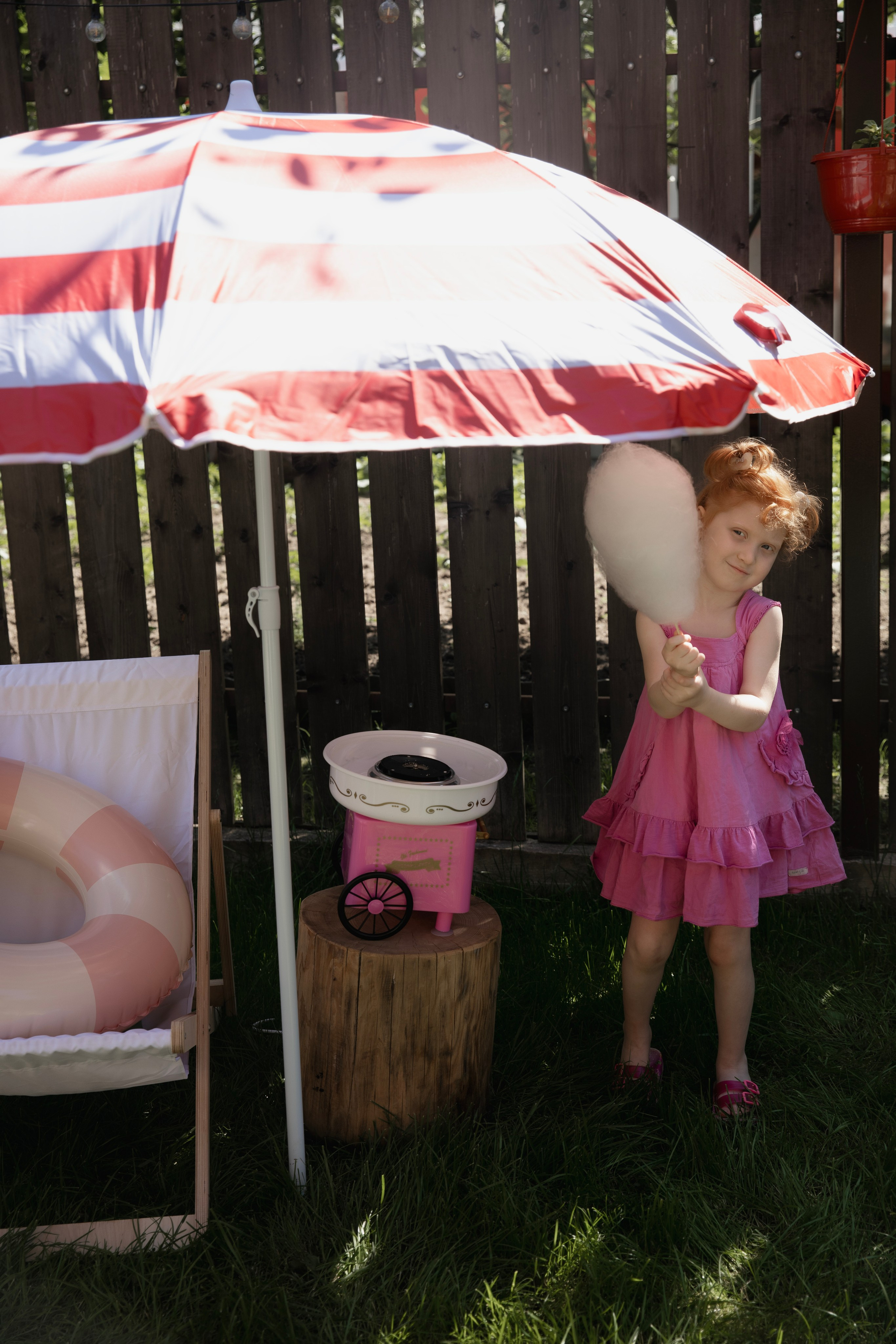 Летняя съемка девочки в саду, в бессейне, с шезлонгом, зонтиком и сахарной ватой. Фотограф новорожденных, детский фотограф  Москва.Семейная съемка Москва. Семенова Анна