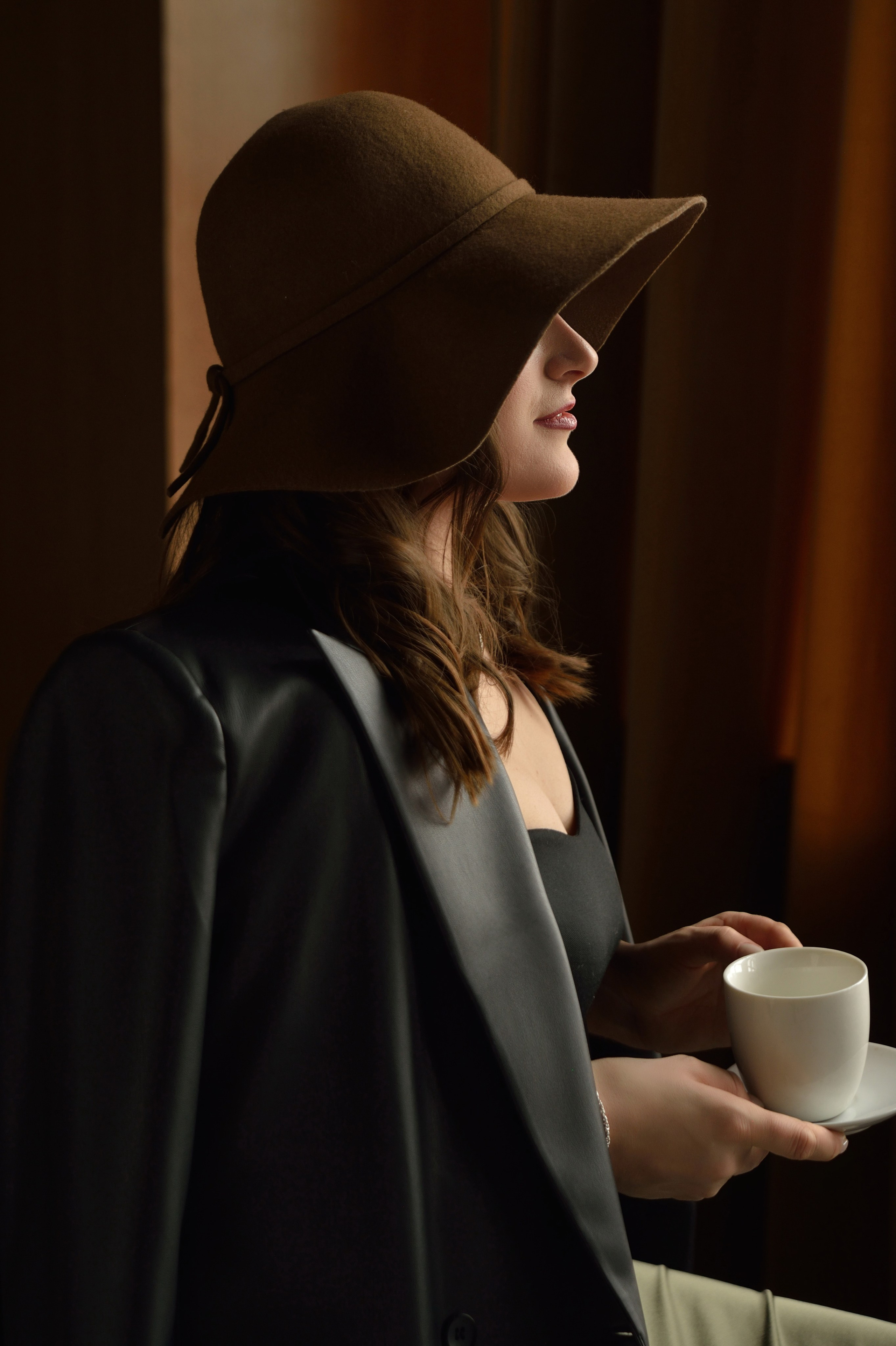 Фотосессия в шляпе девушки в стиле ретро