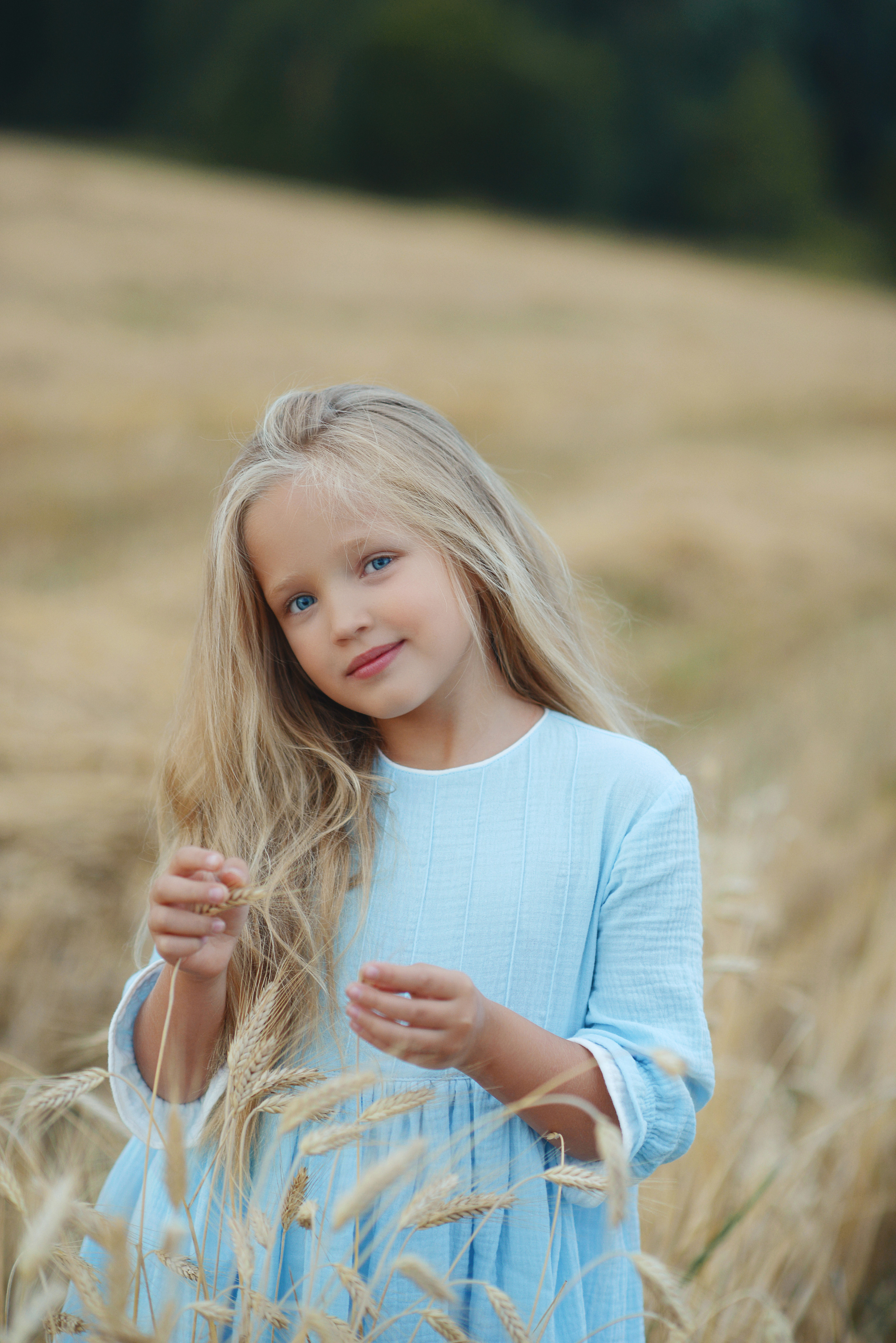 Марк и Даша в поле. Фотограф Альбина Вакунова