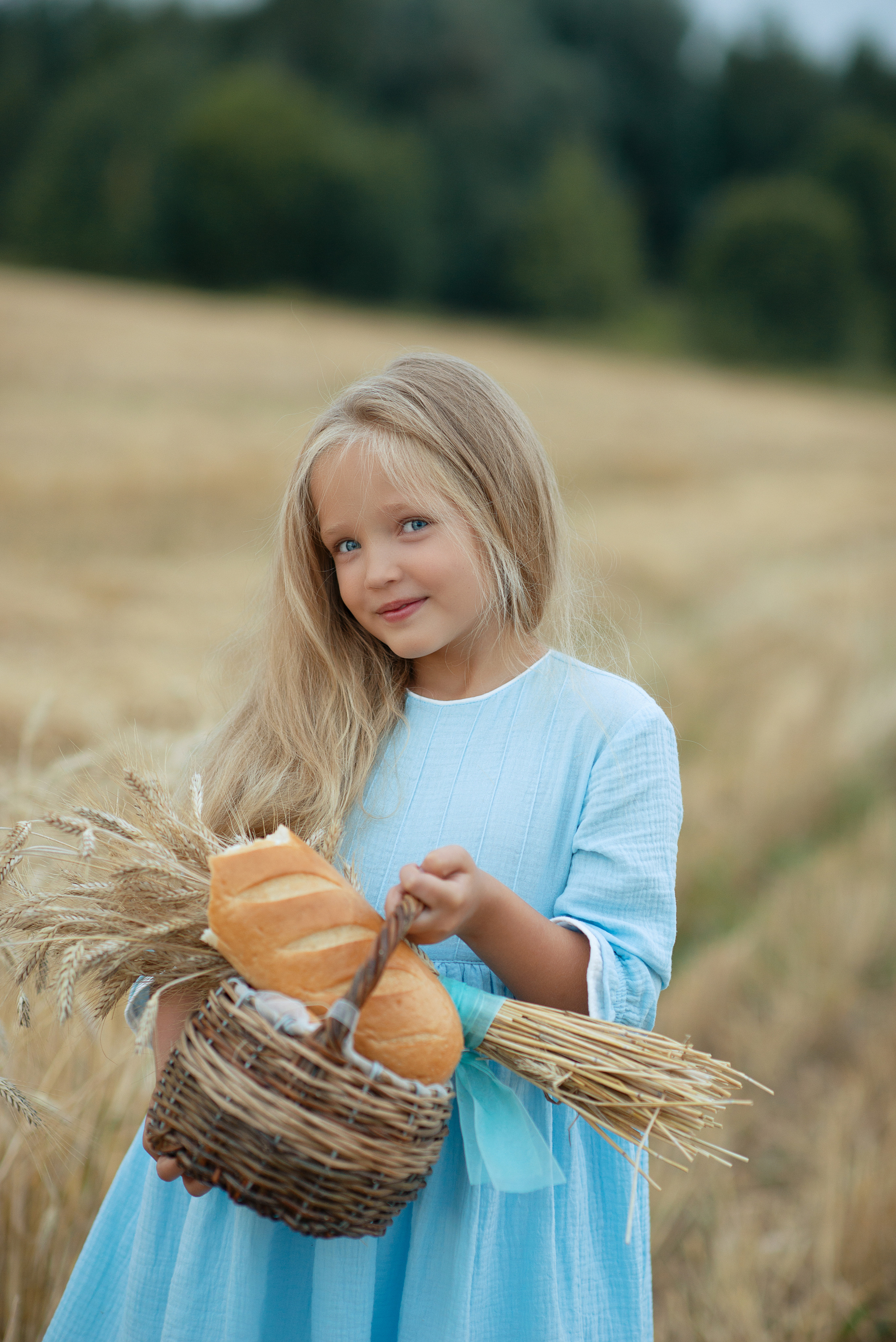 Марк и Даша в поле. Фотограф Альбина Вакунова