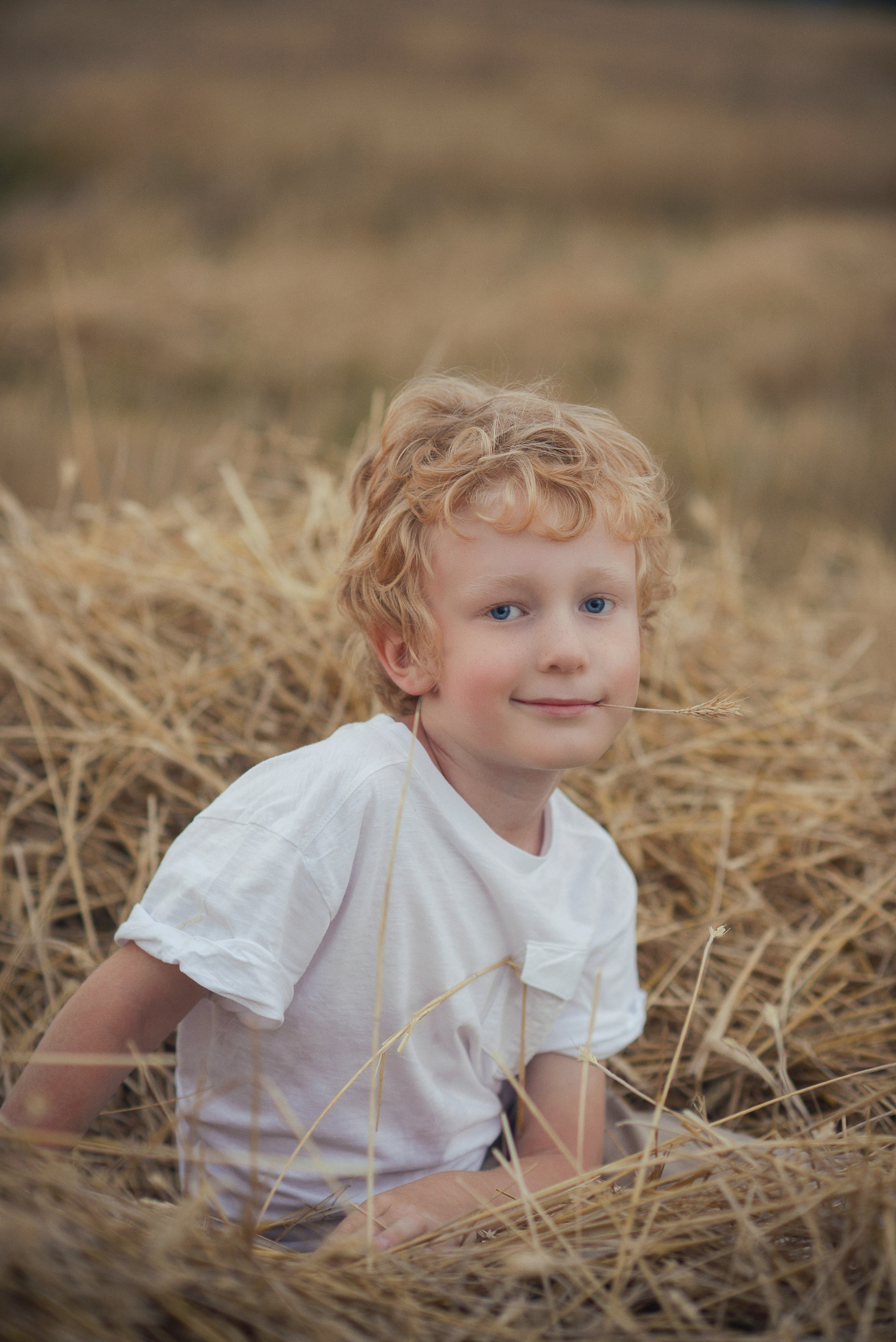 Марк и Даша в поле. Фотограф Альбина Вакунова