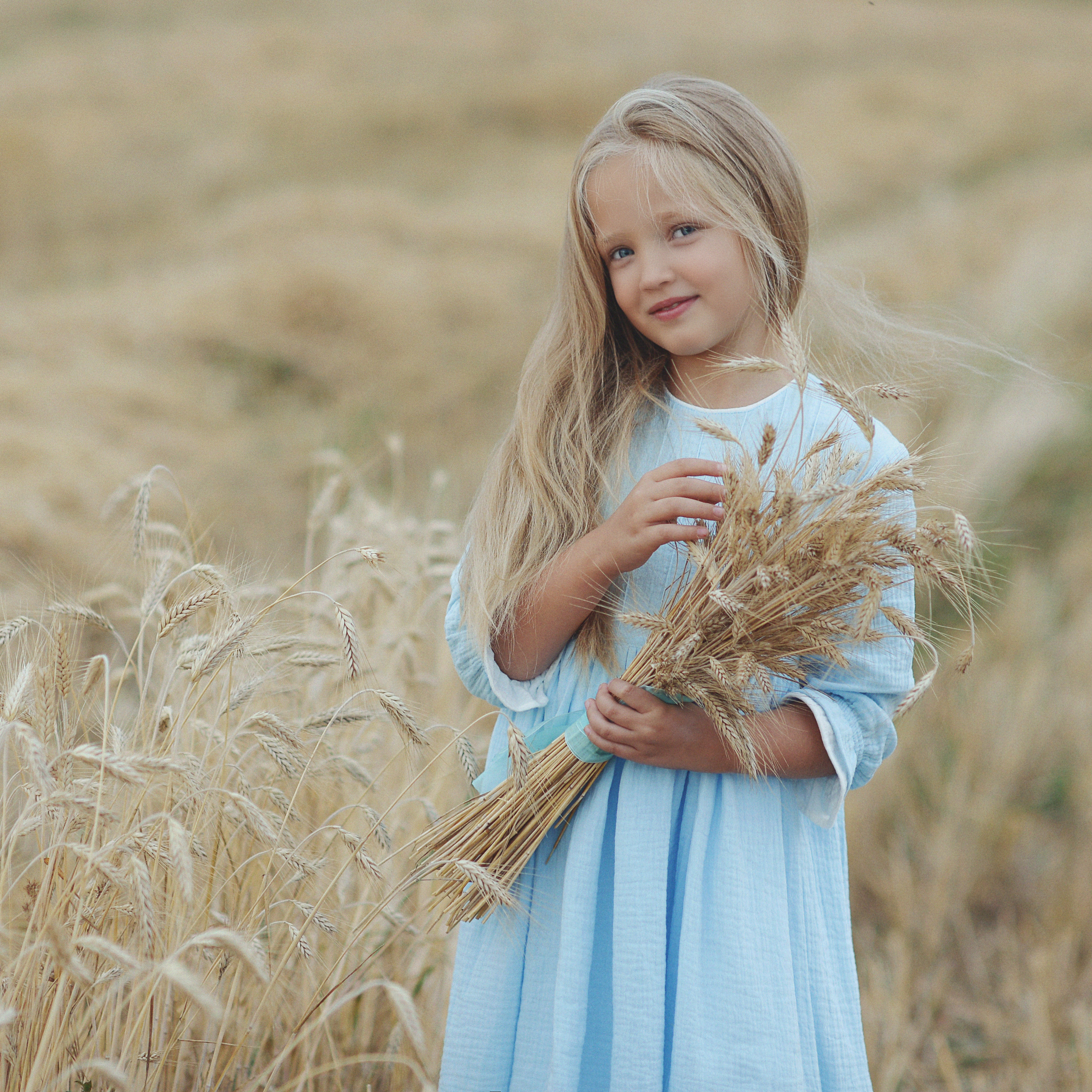 Марк и Даша в поле. Фотограф Альбина Вакунова