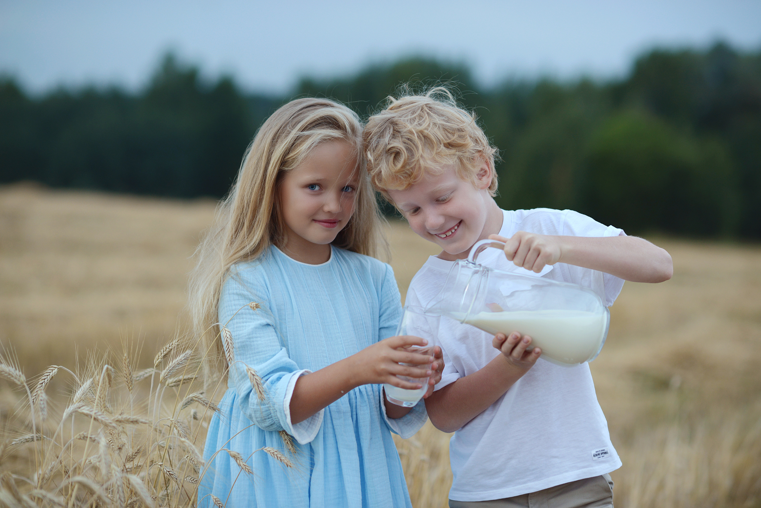 Марк и Даша в поле. Фотограф Альбина Вакунова
