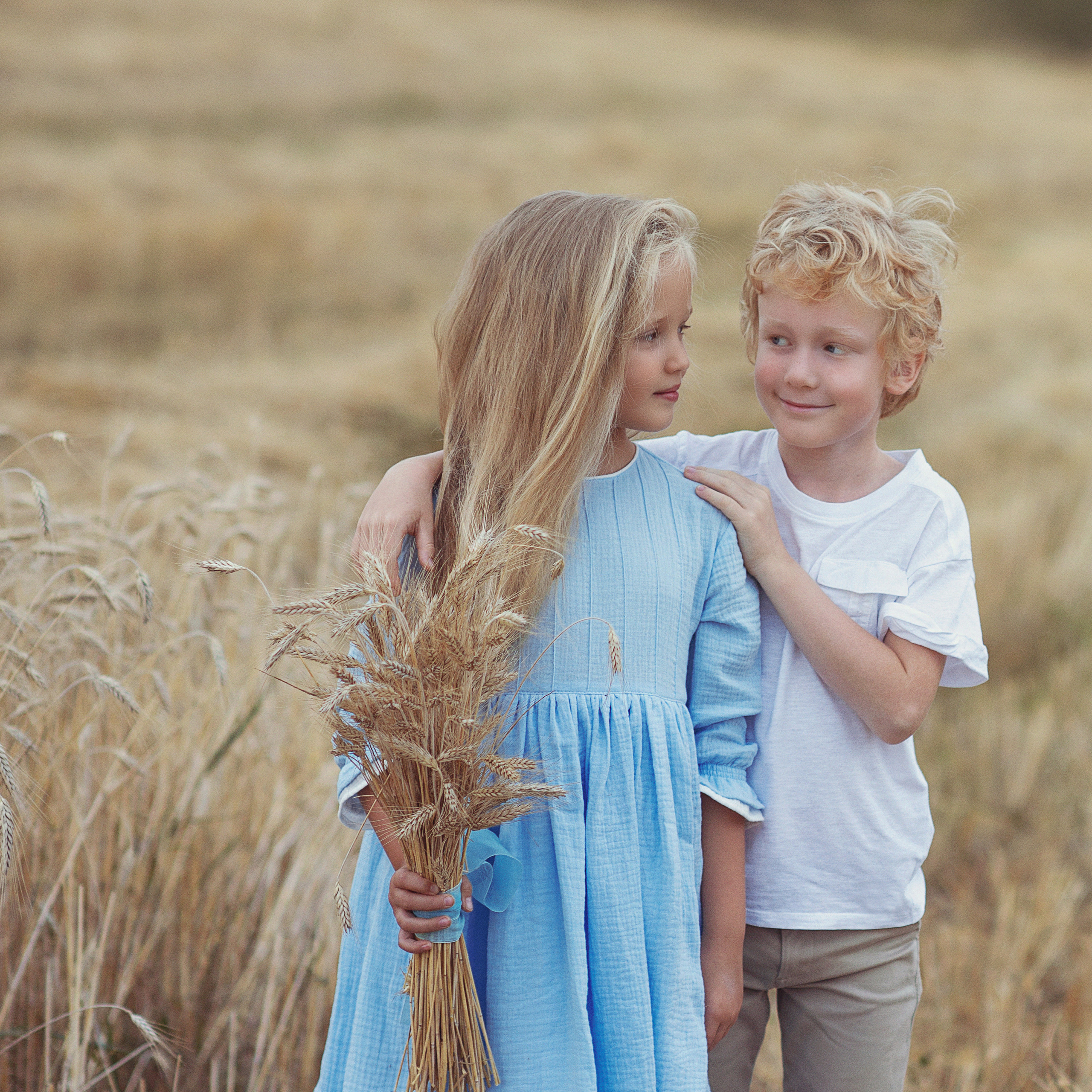 Марк и Даша в поле. Фотограф Альбина Вакунова