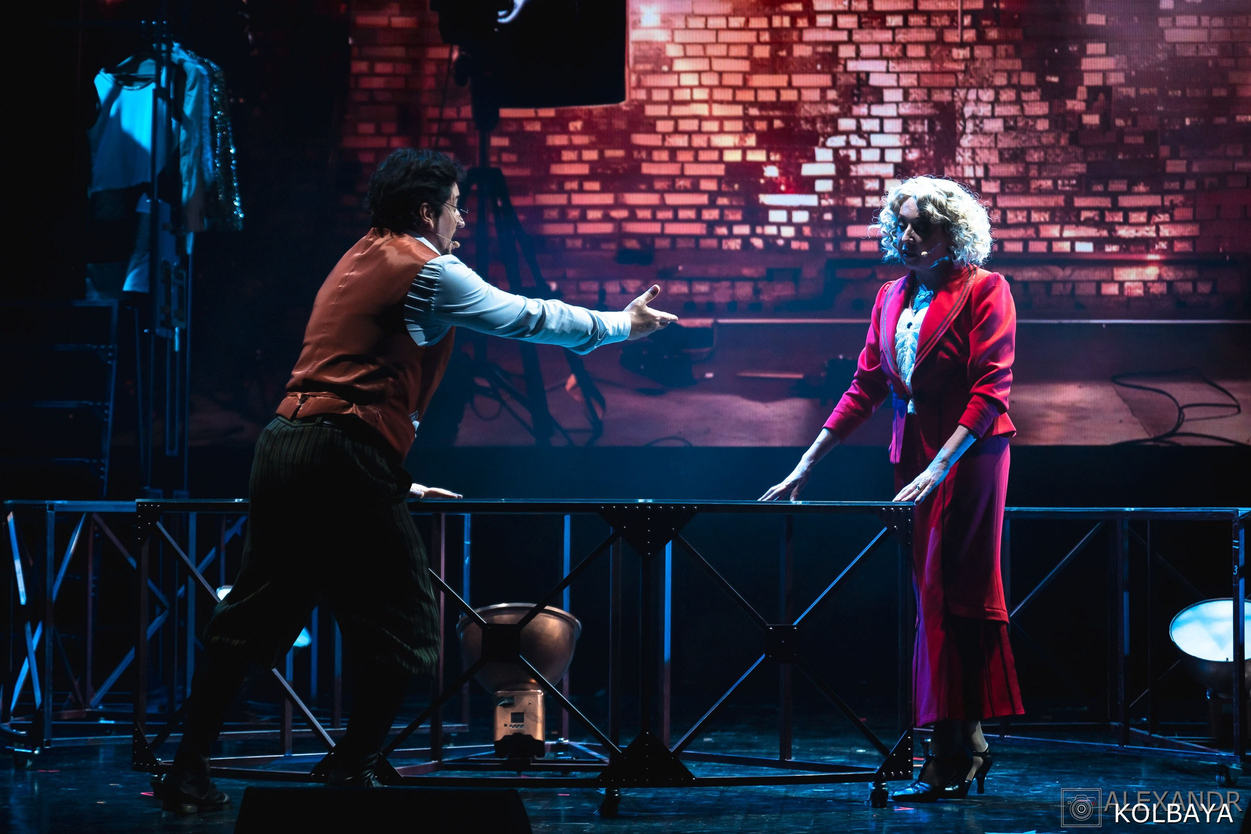 Фотографии со спектакля «Привет, я тетя Чарли». Концертный и театральный репортажный фотограф в Москве Александр Колбая