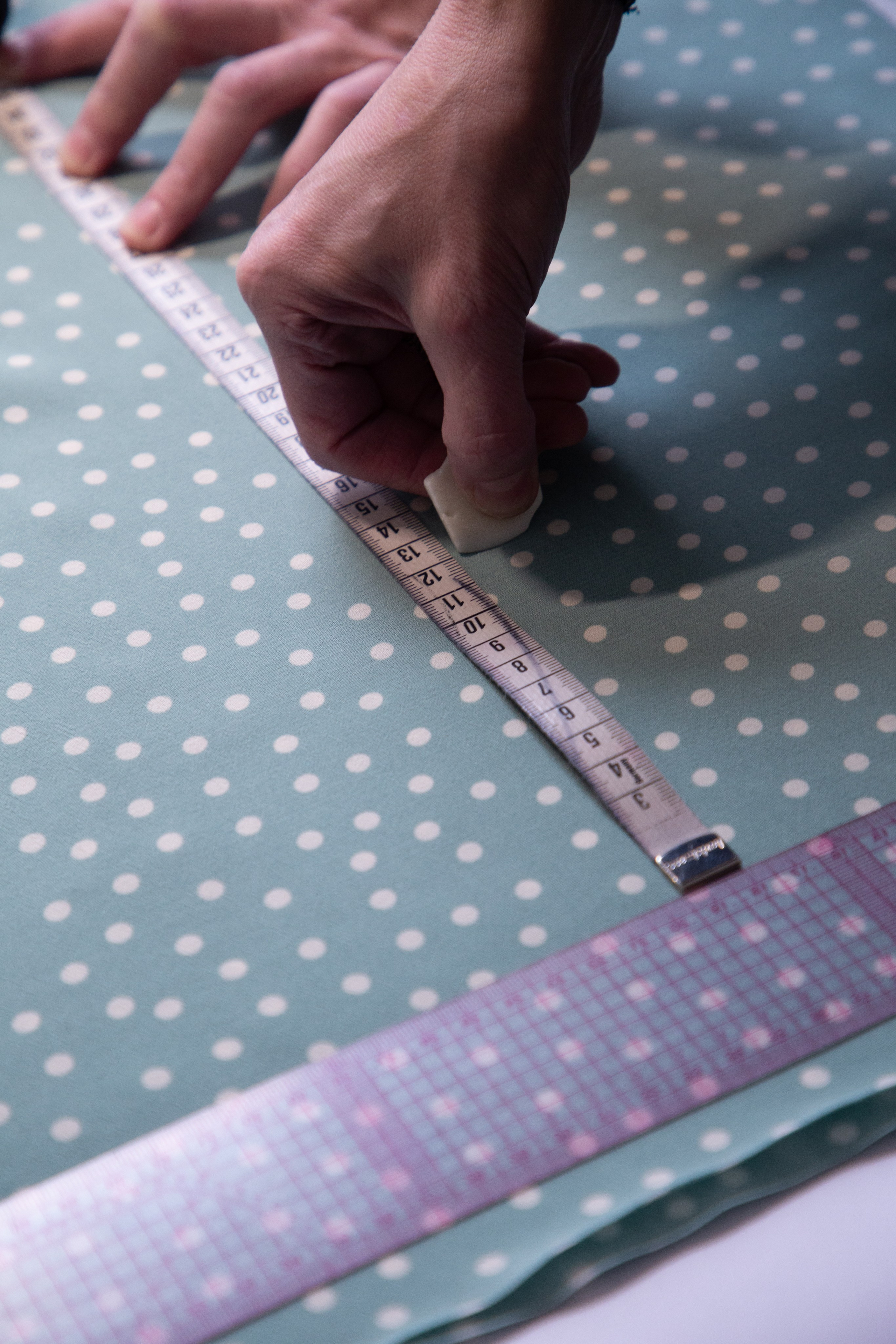 Предметная съемка с Олесей, швейный рабочий процесс. Ирина Чернова — портретный фотограф и маркетолог из Владивостока