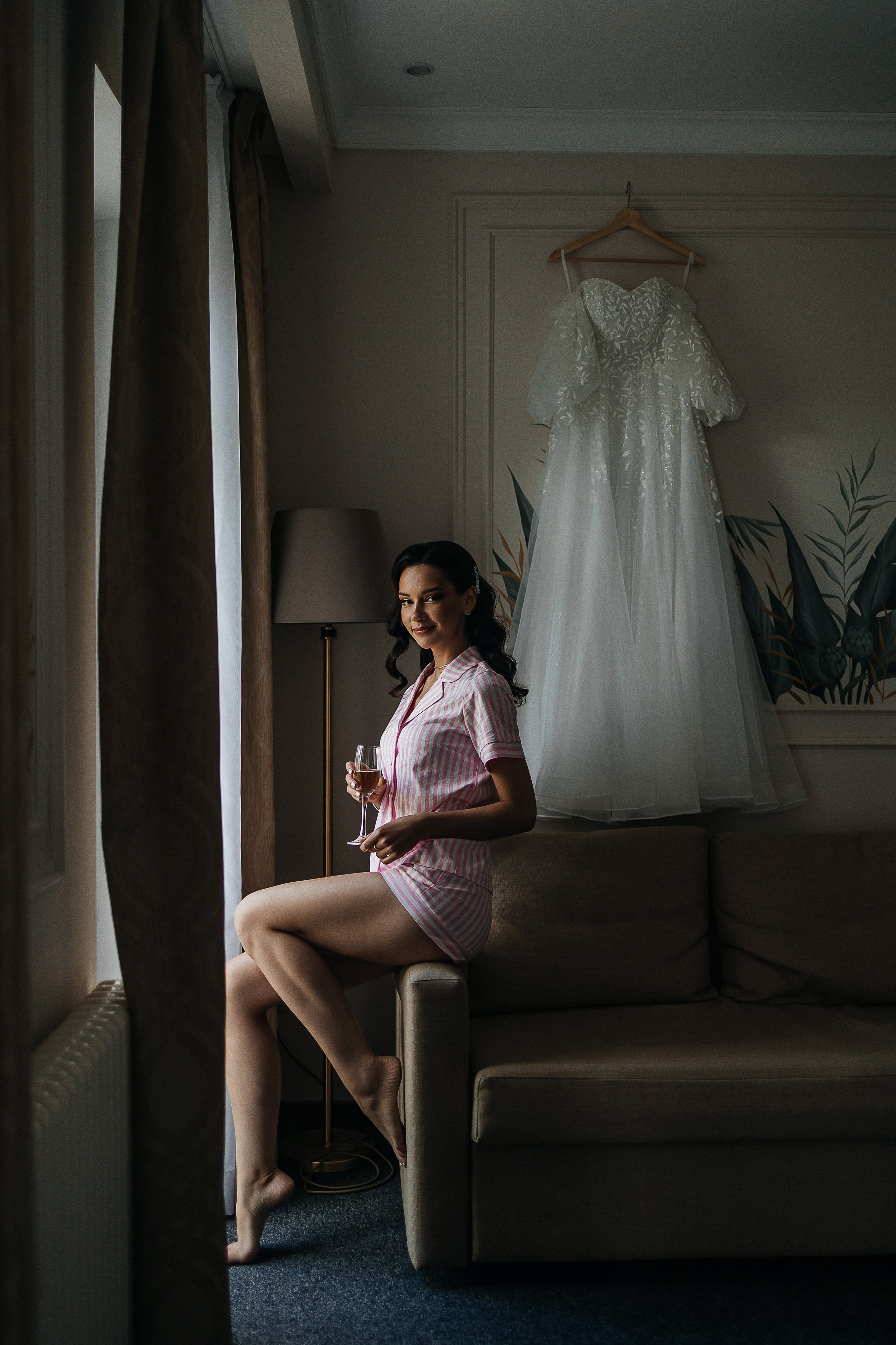 Волшебное утро невесты в номере отеля. Олег Сверчков | Свадебный фотограф Вологда