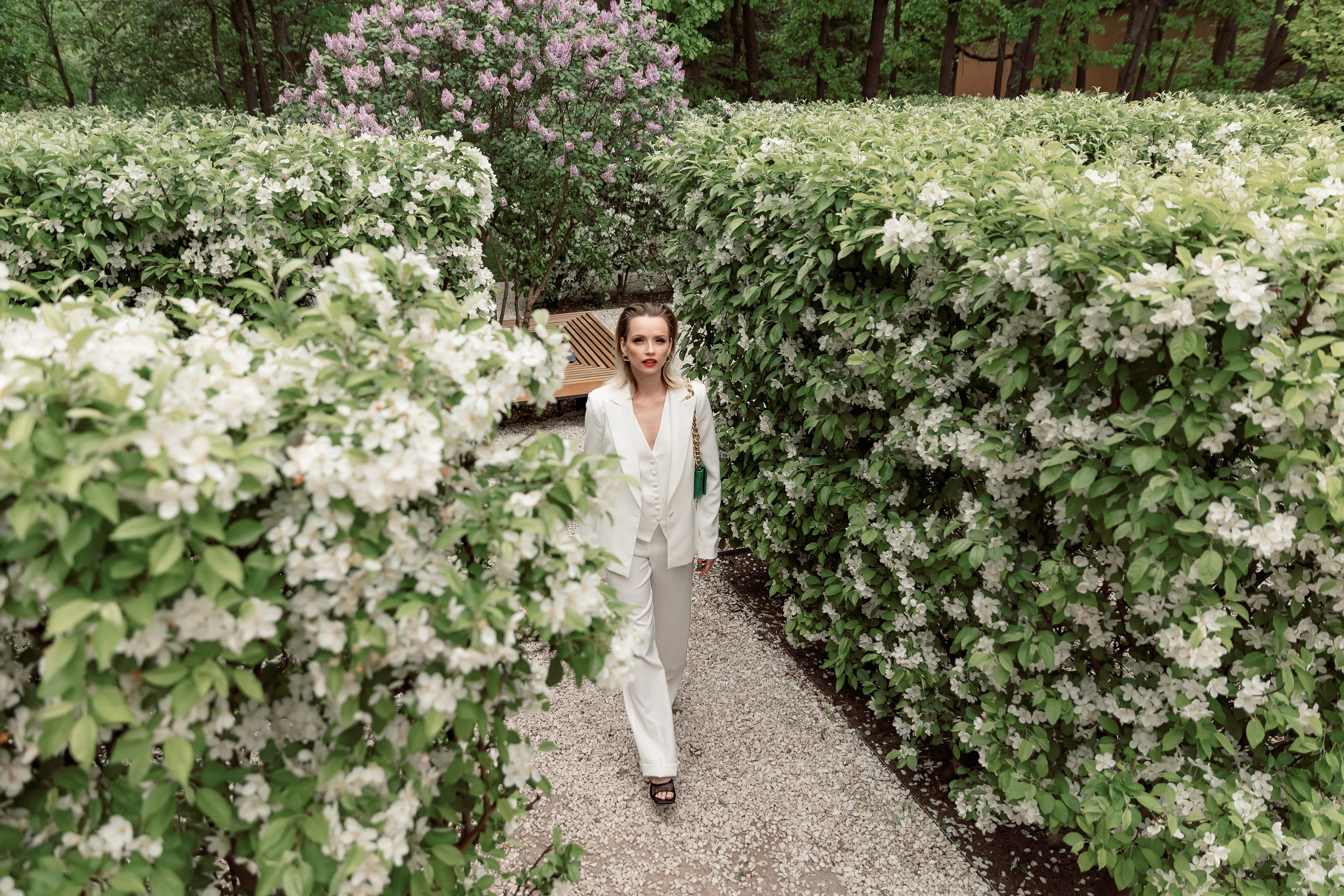 Портретная фотосессия Даши среди яблонь. Свадебный фотограф Москва