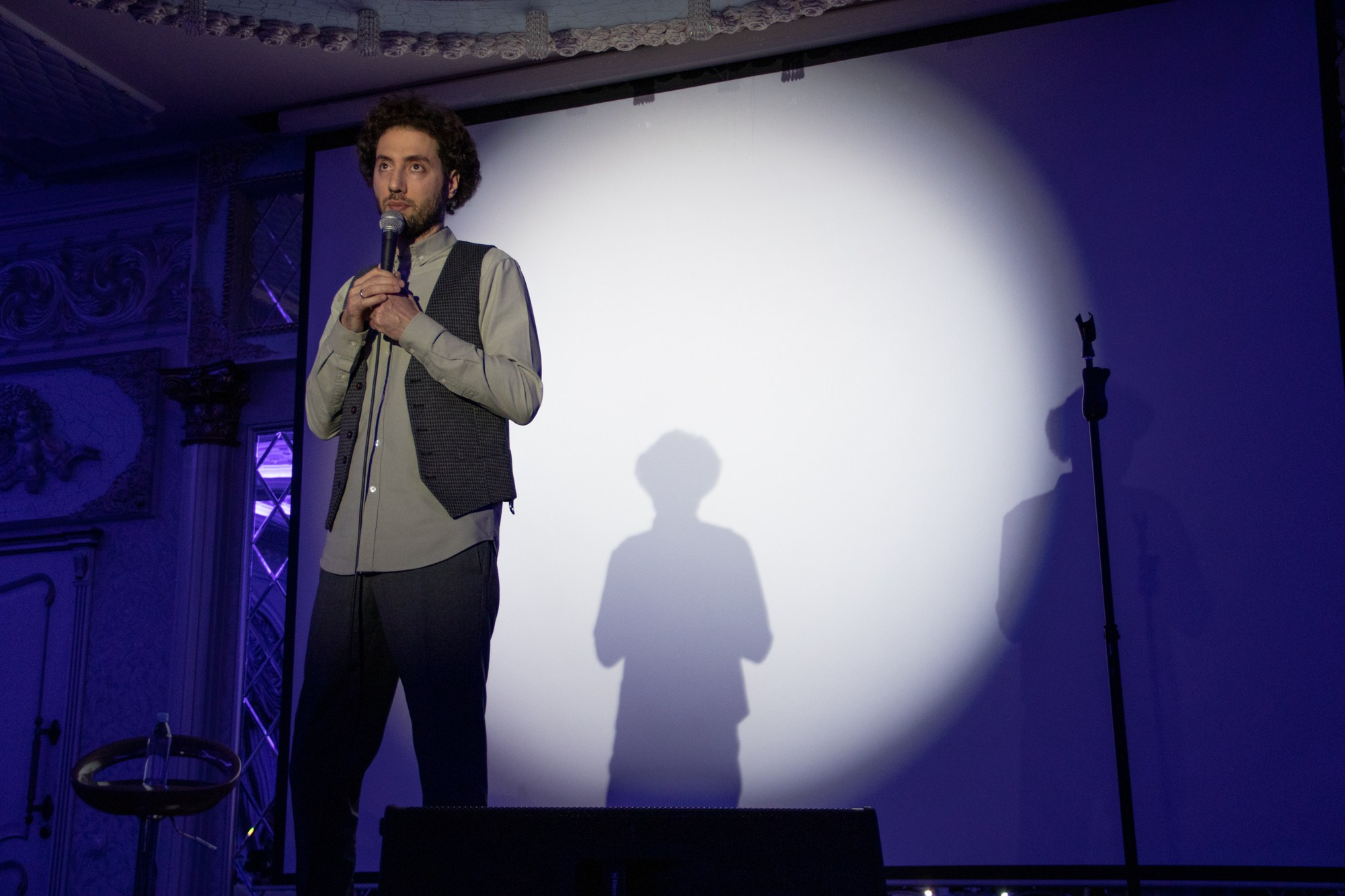 Выступление стендап-комика Дмитрий Романов. Репортажный, промышленный и маркетплейс-фотограф Дмитрий Чернат