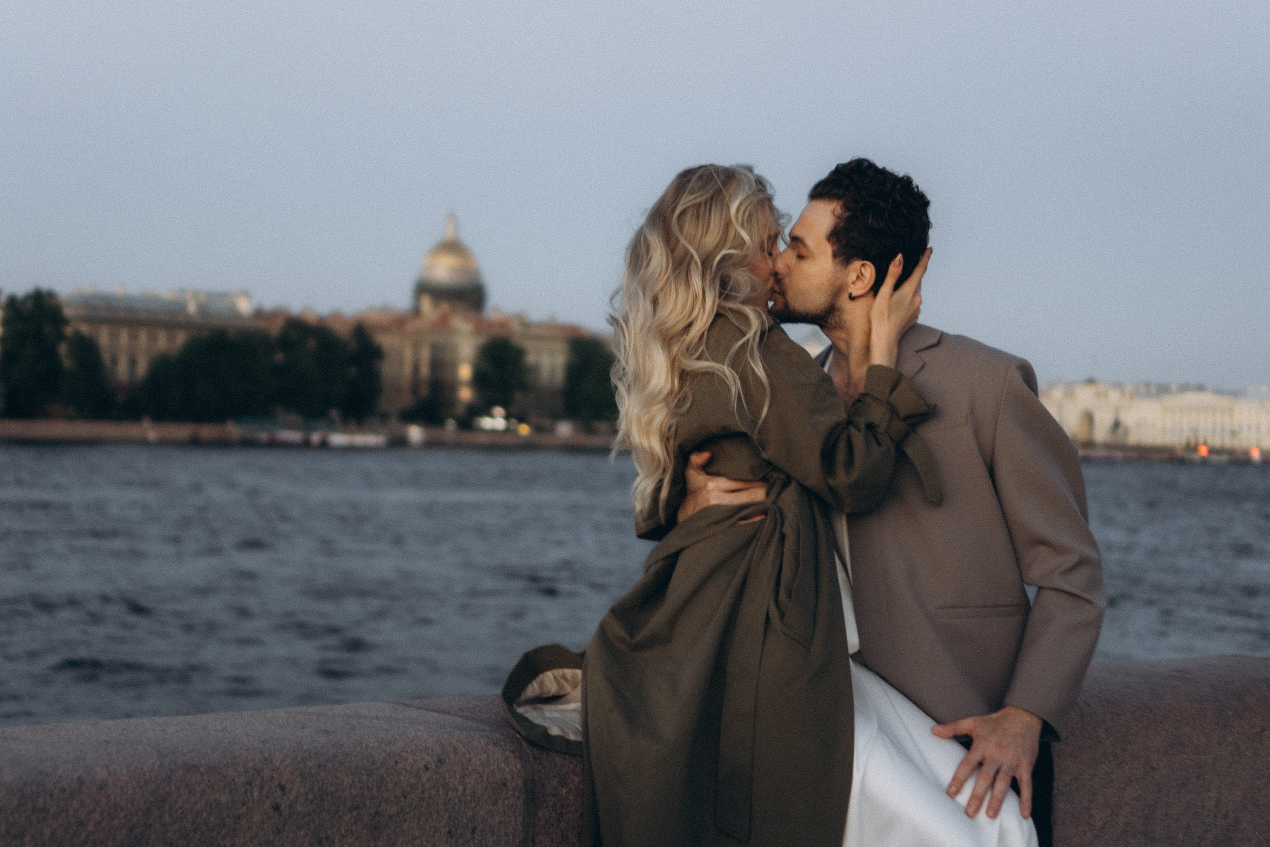 СВАДЕБНАЯ СЬЕМКА ПАРЫ НА РАССВЕТЕ В БЕЛЫЕ НОЧИ И ПРОГУЛКА С РАЗВОДНЫМИ МОСТАМИ И ПИКНИК ВОЗЛЕ ИСАКИЕВСКОГО СОБОРА. Профессиональный фотограф, Санкт-Петербург — Виктория Богомолова