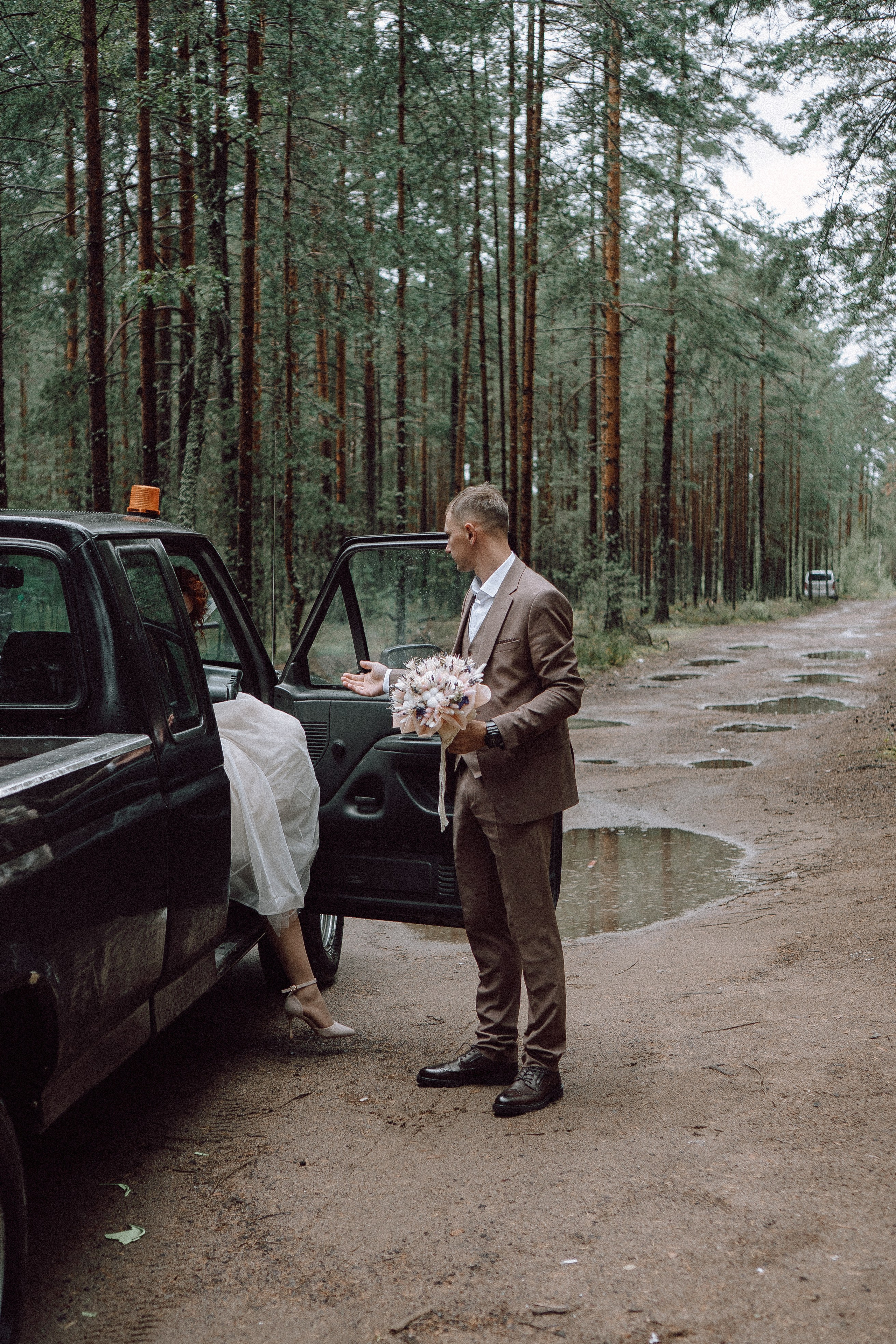 СВАДЕБНАЯ ФОТОСЕССИИЯ ПАРЫ В ГОРОДЕ ПРИОЗЕРСК В СОСНОВОМ ЛЕСУ И С ПИКАПОМ. Профессиональный фотограф, Санкт-Петербург — Виктория Богомолова