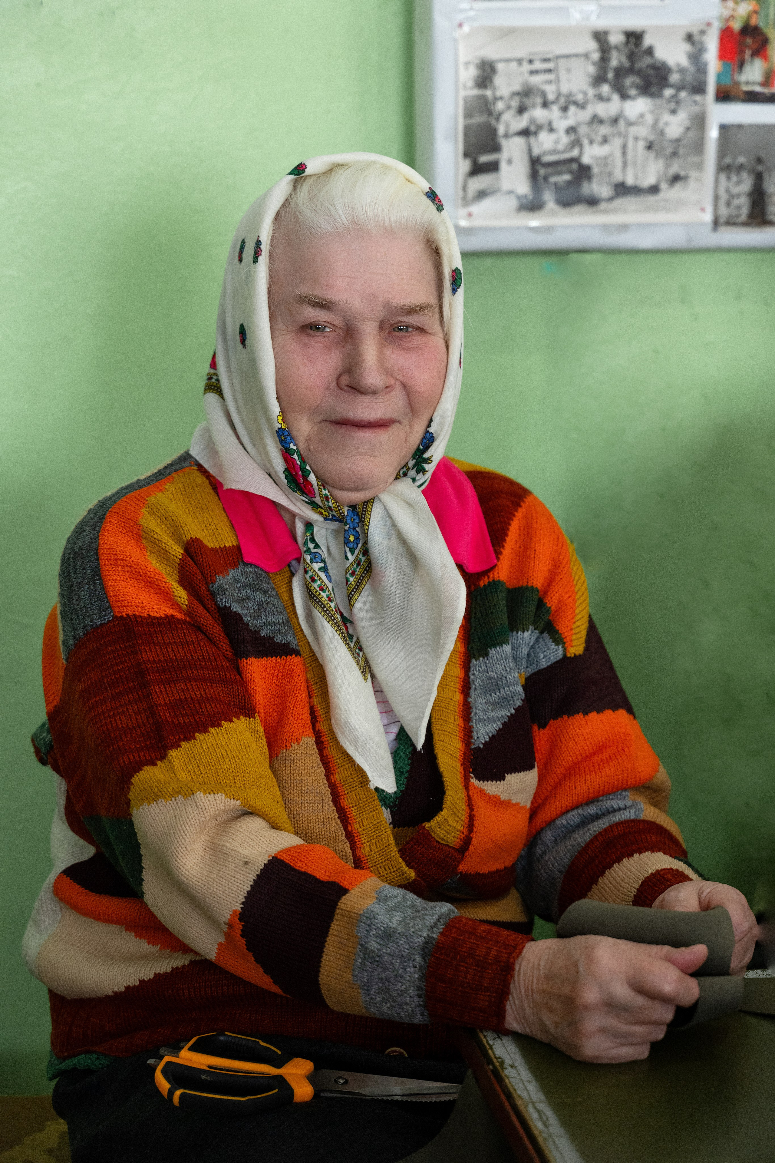 Современные труженницы тыла-женщины в плетут маскировочные сети. Главная