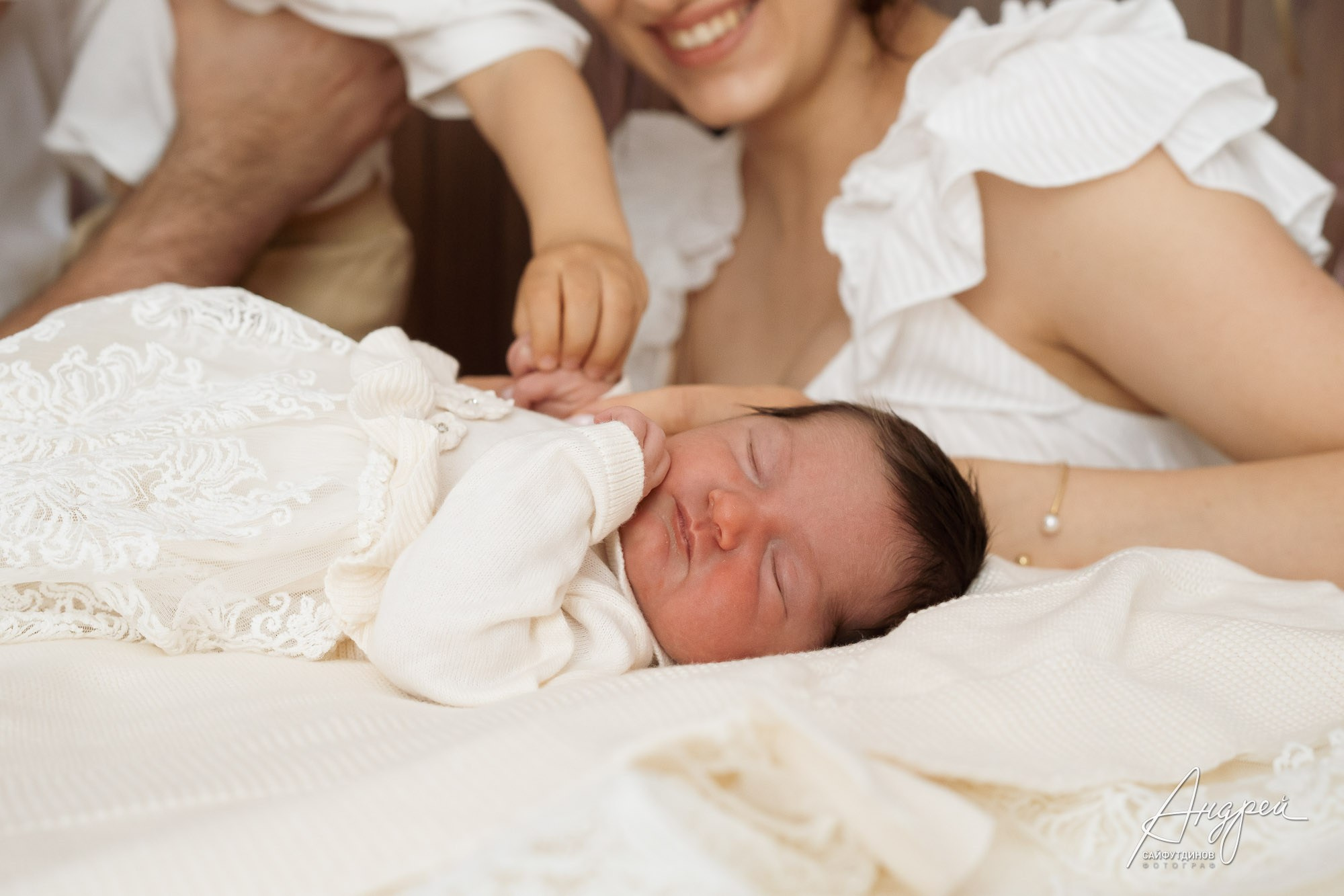 Семейная фотосессия дома в день выписки из роддома, Ростов-на-Дону, фотосъемка новорожденного. Фотограф Андрей Сайфутдинов