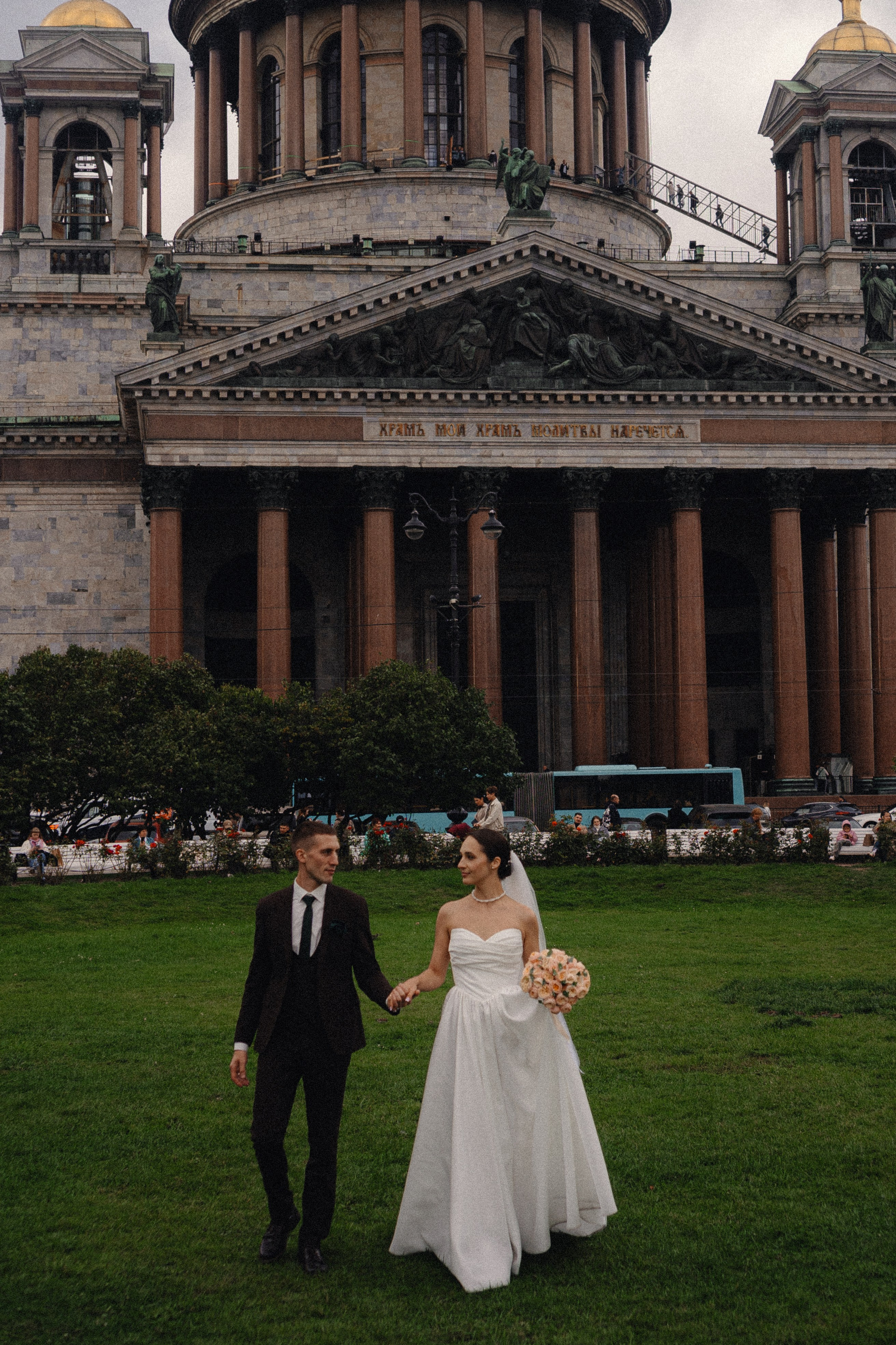 СВАДЕБНАЯ ПРОГУЛКА В САНТК-ПЕТЕРБУРГЕ (ИСАКИЕВСКИЙ СОБОР, ЗИМНЯЯ КАНАВКА, ЭРМИТАЖ И БОЛЬШАЯ МОРСКАЯ УЛИЦА). Профессиональный фотограф, Санкт-Петербург — Виктория Богомолова
