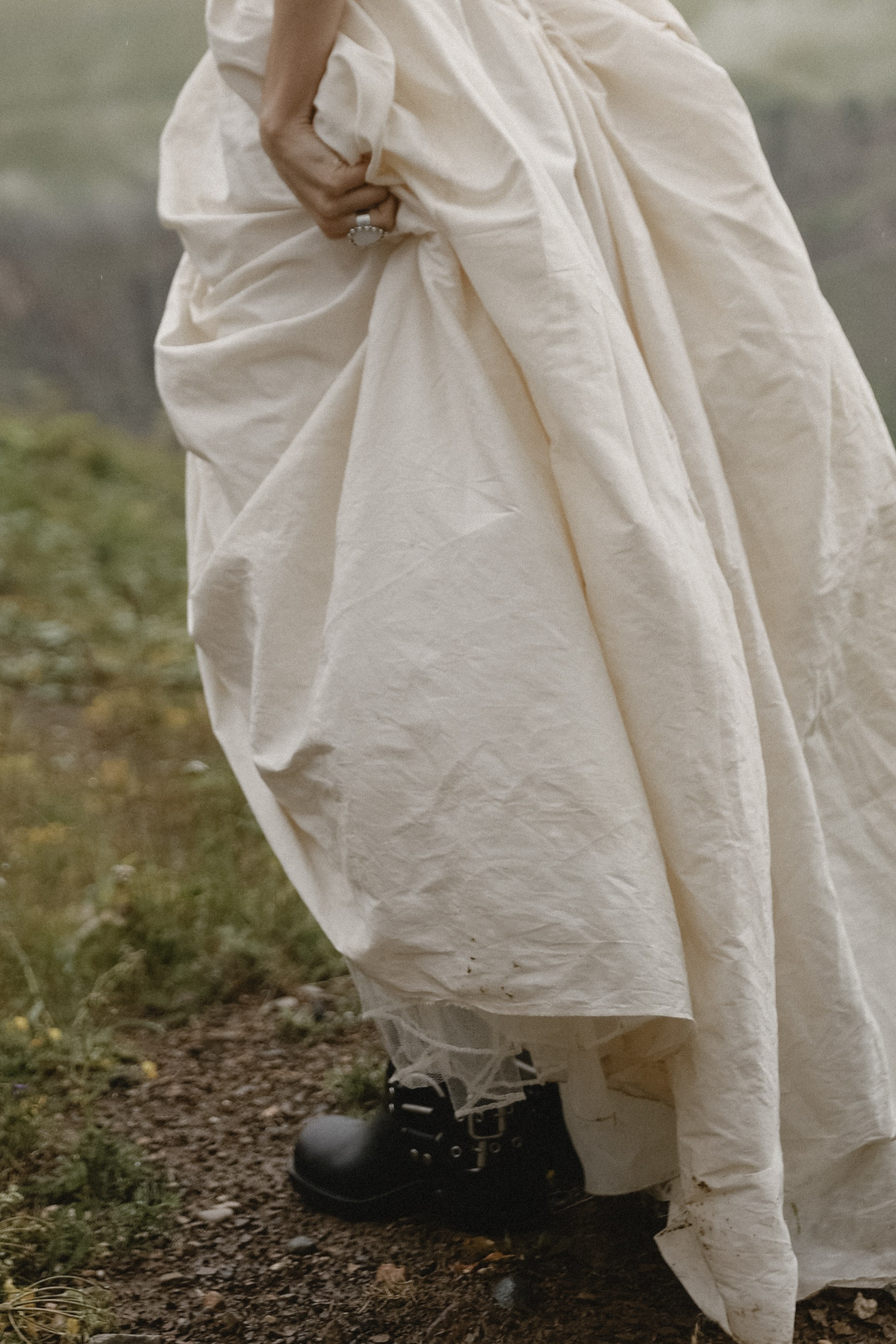 Утро невесты в глэмпинге свадебная фотосессия на Джилы-Су Приэльбрусье. Свадебный, репортажный и портретный фотограф Сочи, Краснодар. Александра Зайцева
