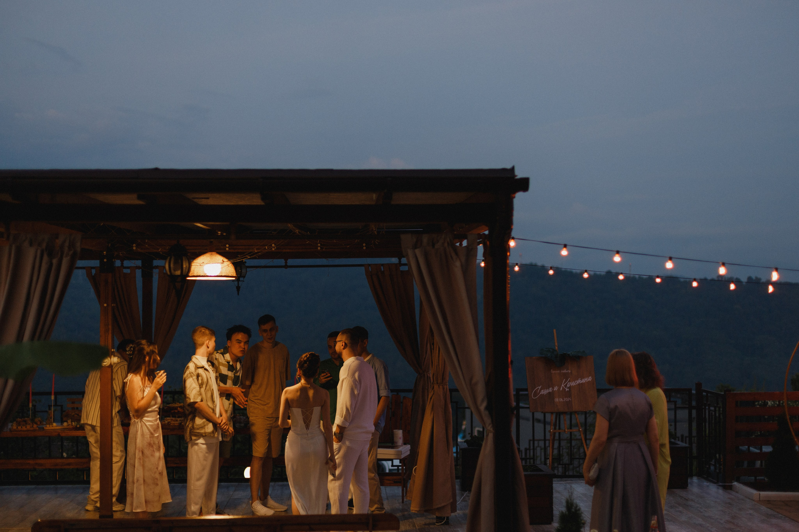 Фотосессия вечеринки у бассейна с видом на горы. Свадебный, репортажный и портретный фотограф Сочи, Краснодар. Александра Зайцева