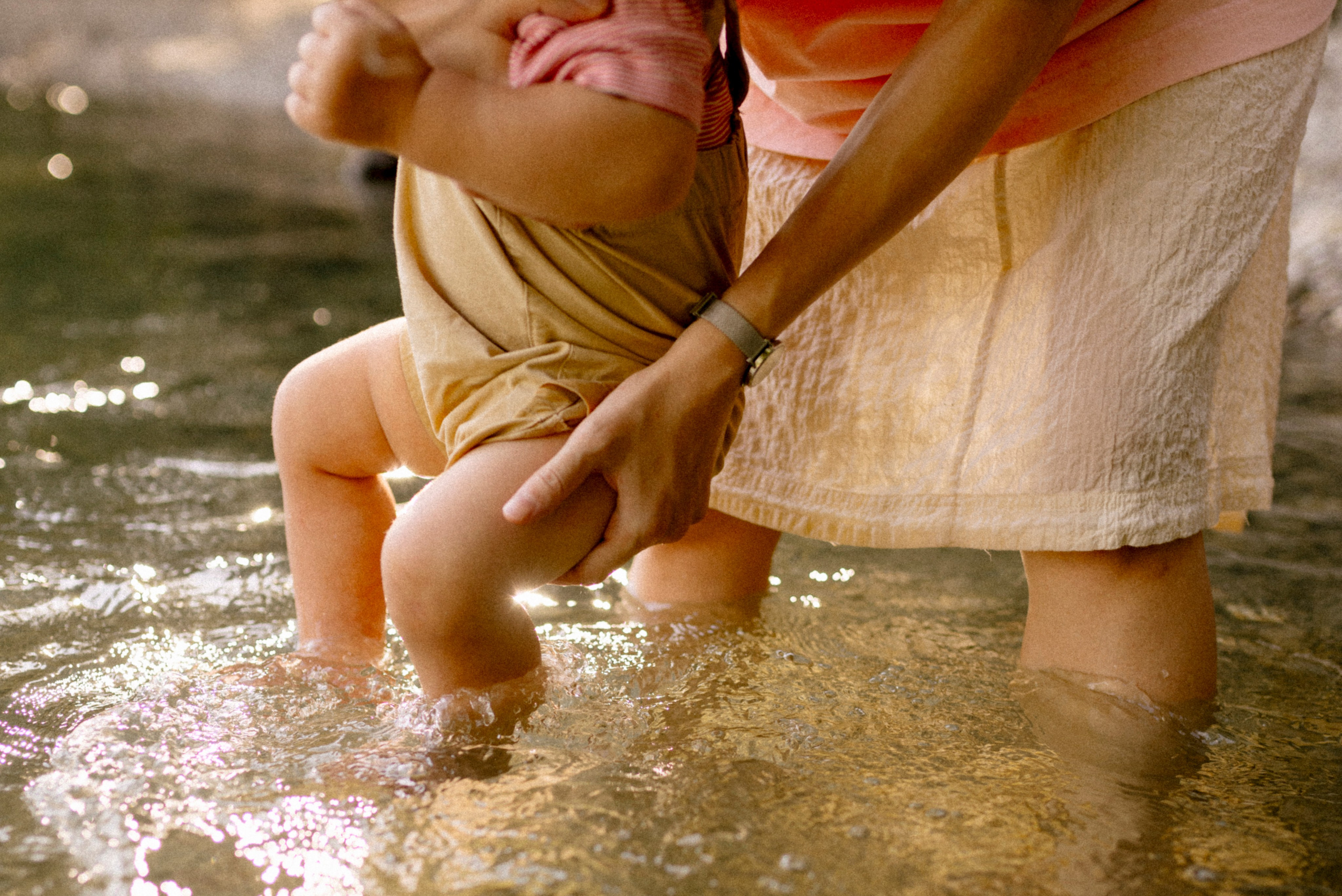 Polina Sobol — family & documentary photographer in Bern. Outdoor & urban photo sessions for families, kids and couples