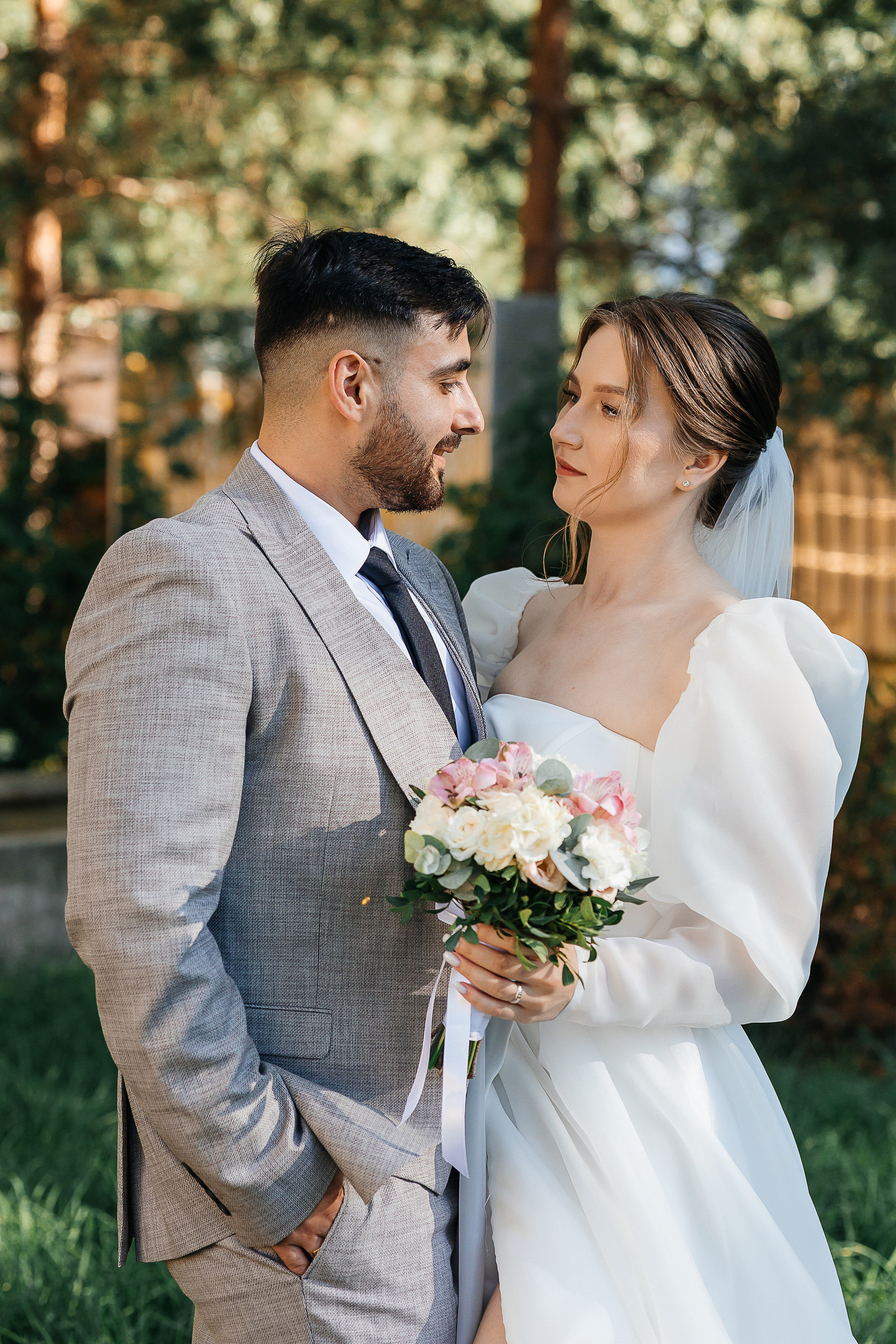 Свадебная фотосессия пары в номере отеля. Олег Сверчков | Свадебный фотограф Вологда