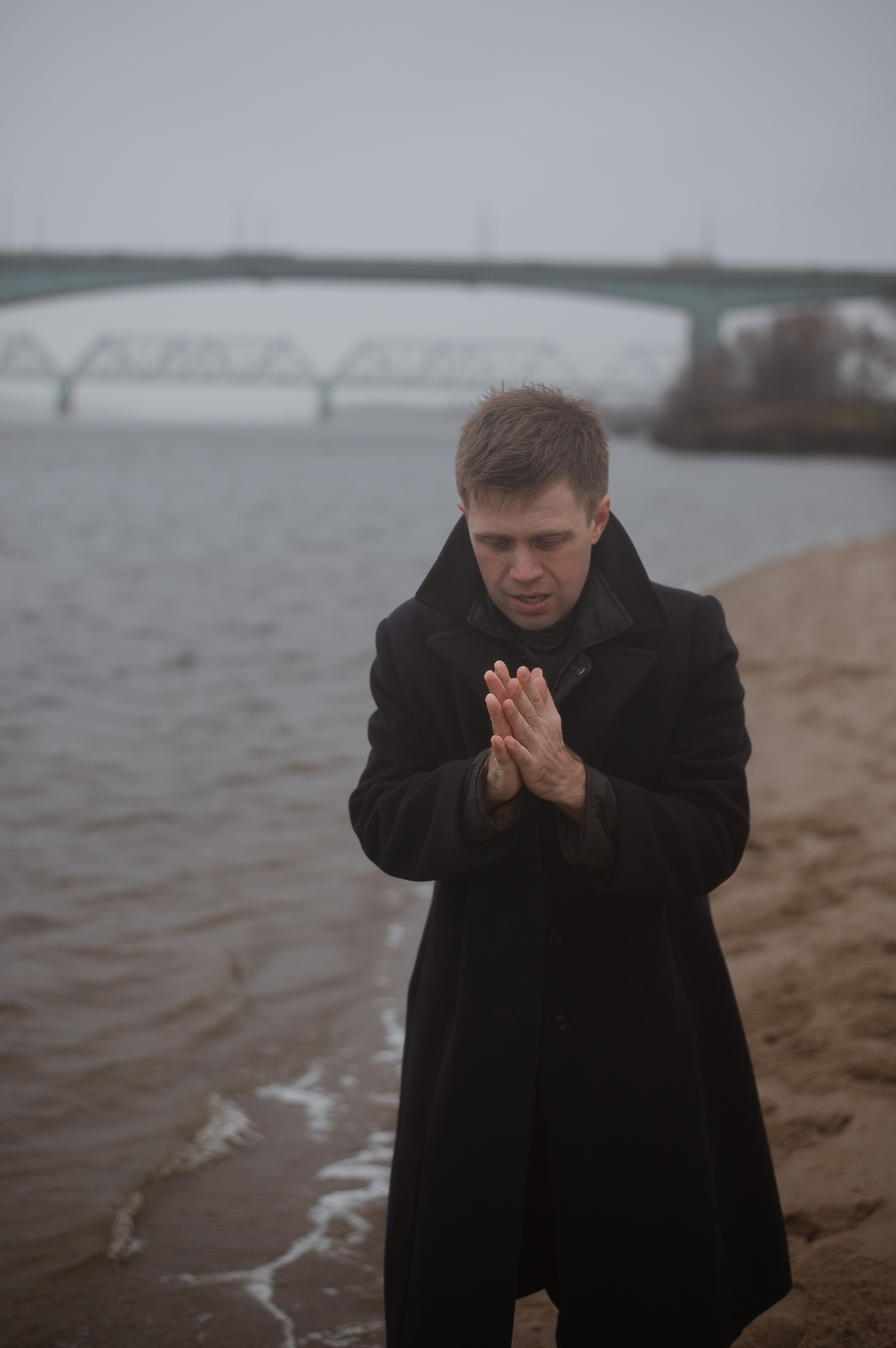 Арсений, пасмурная вода в осени. Свадебный фотограф в Ярославле Денис Медоваров