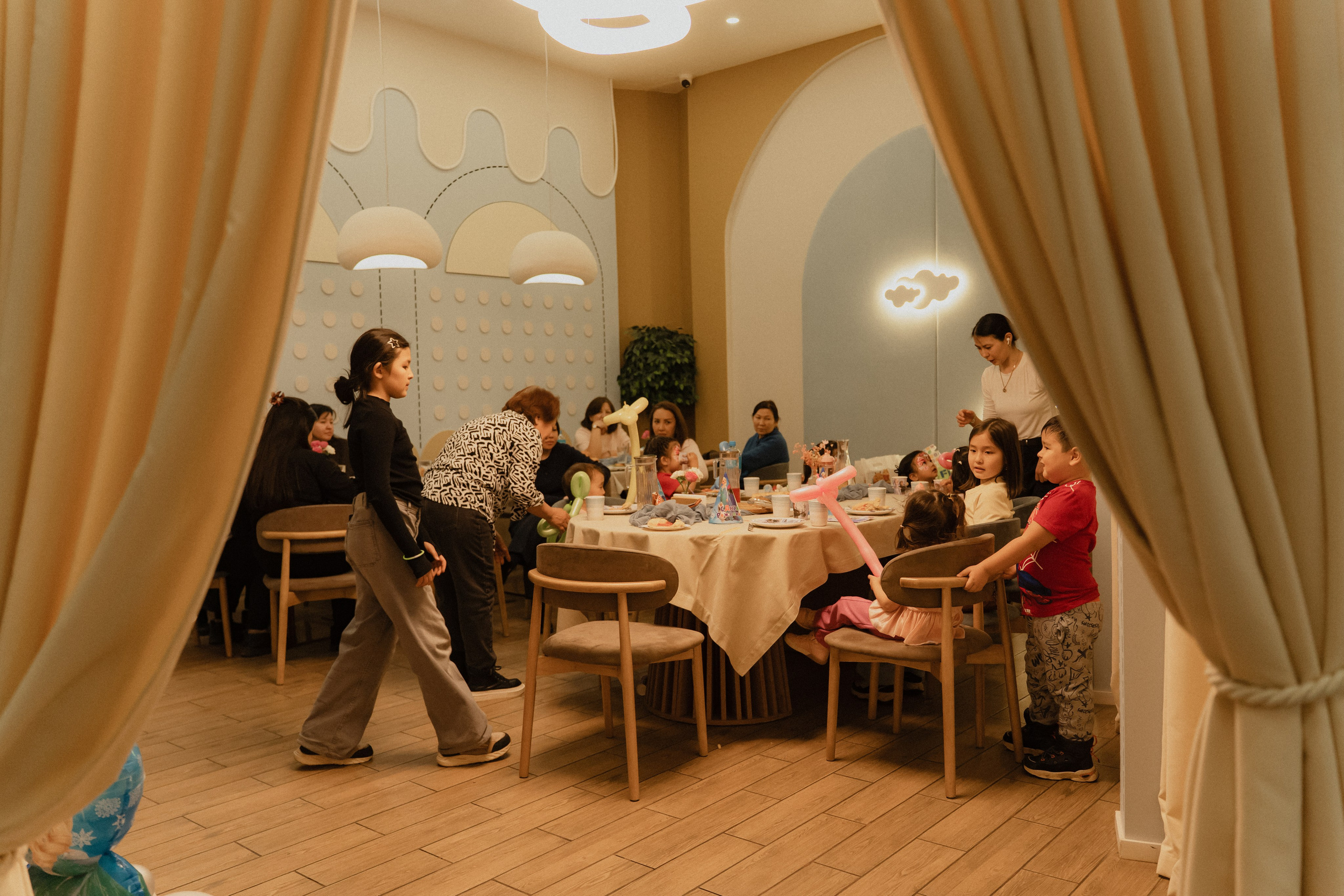 День рождения Алиши (кафе). Крис Богомазова